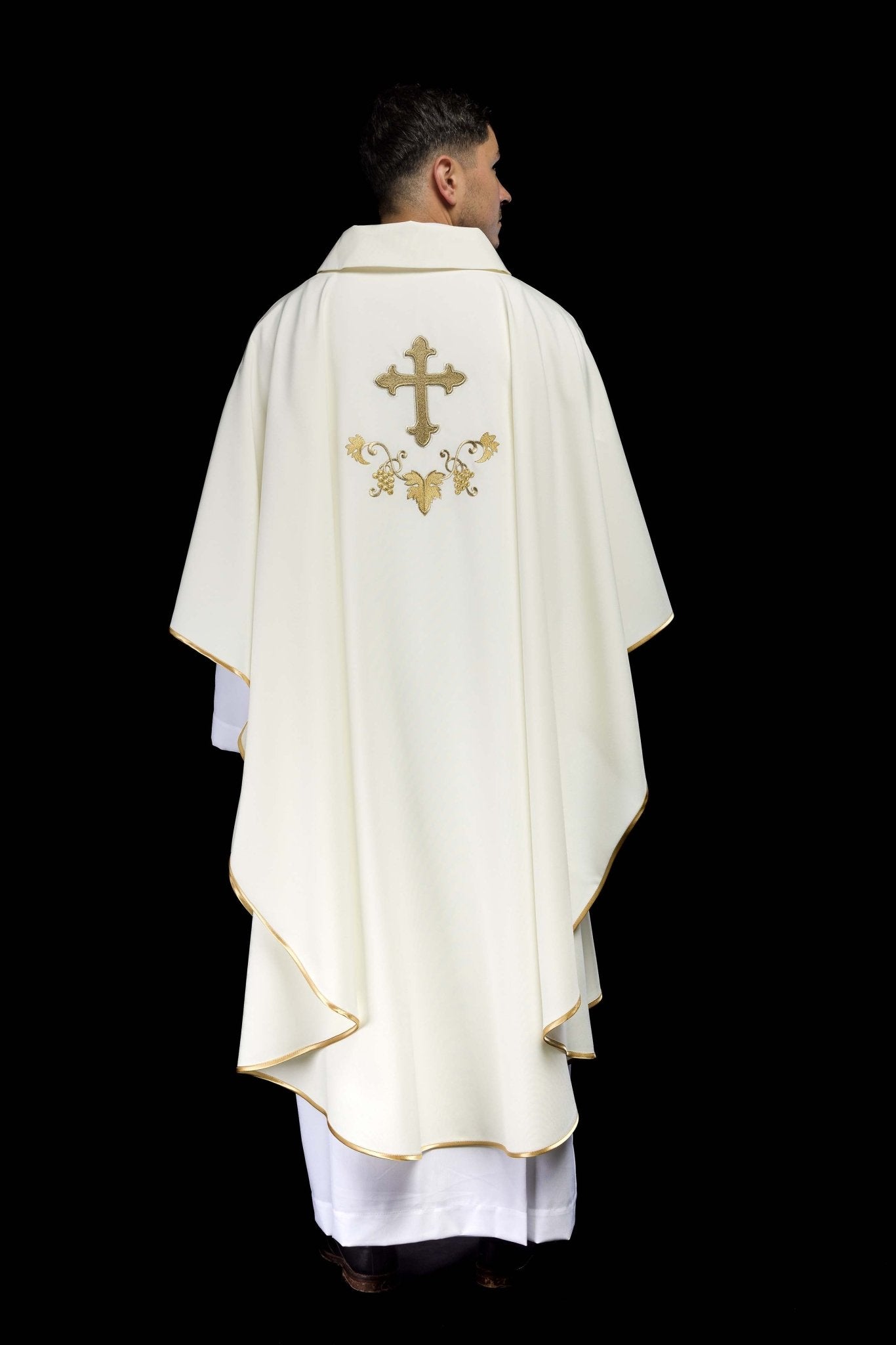 Chasuble brodée écru avec un symbole de croix et un large col KOK/001/05/12/KARO - CHASUBLES.FR