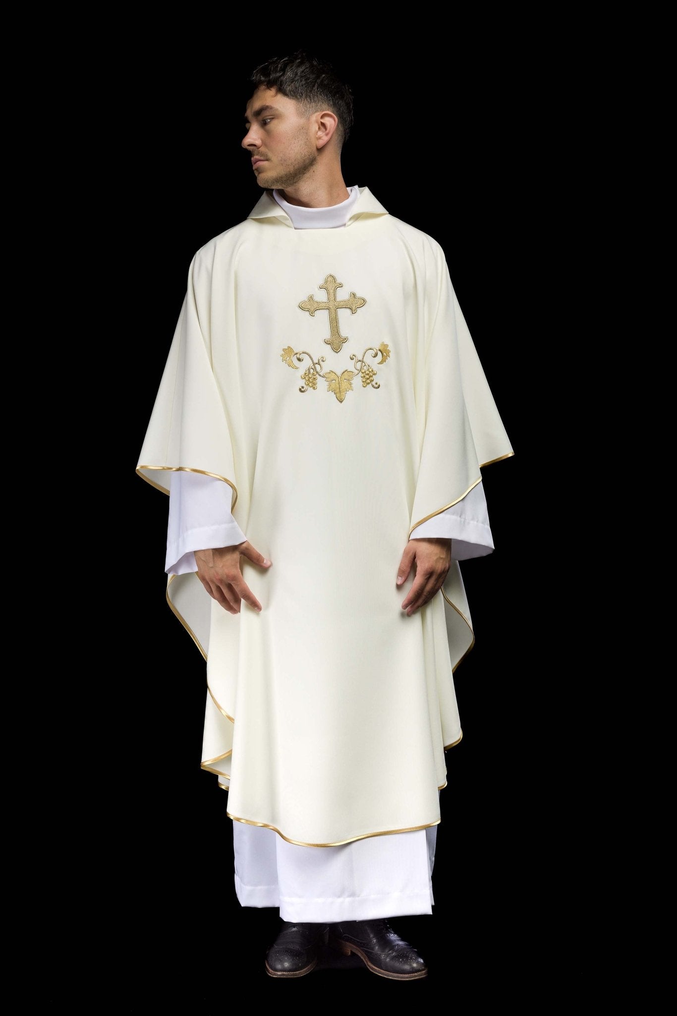 Chasuble brodée écru avec un symbole de croix et un large col KOK/001/05/12/KARO - CHASUBLES.FR