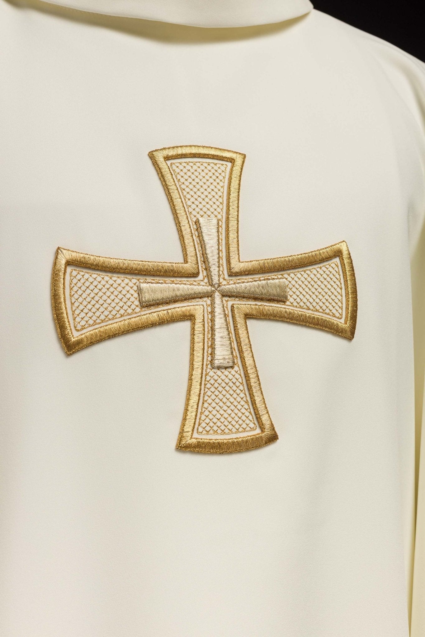 Chasuble brodée écrue IHS KOR/258/05/12 - CHASUBLES.FR