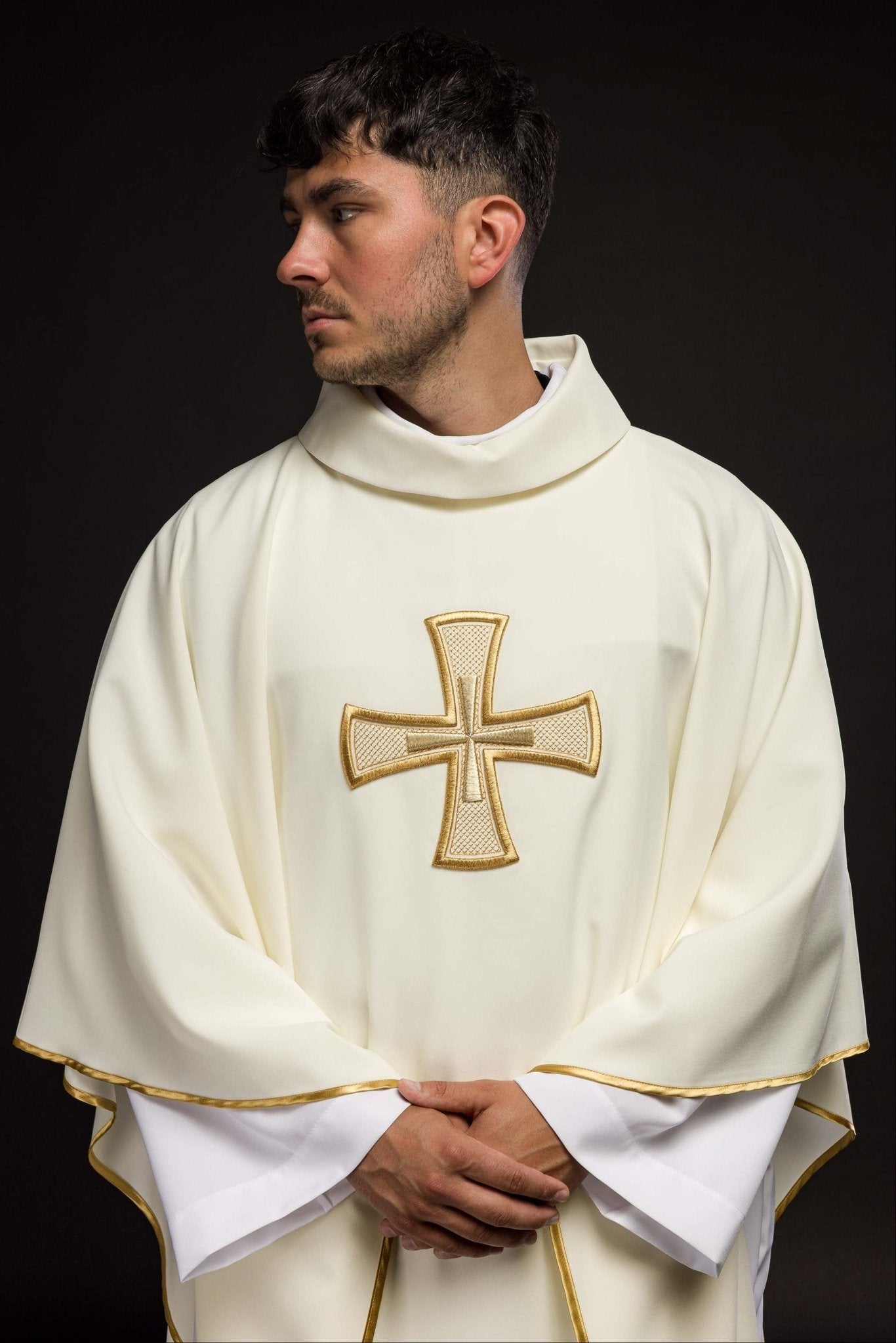Chasuble brodée écrue IHS KOR/258/05/12 - CHASUBLES.FR