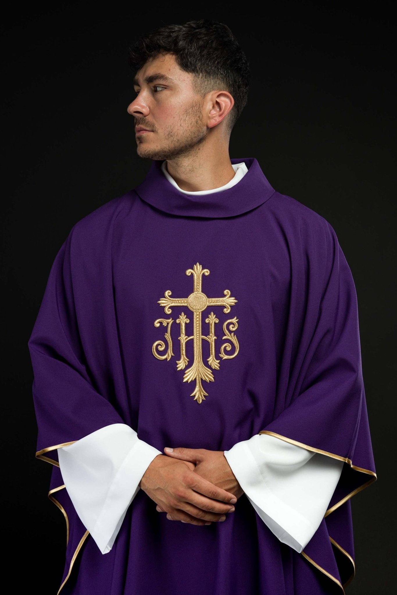 Chasuble brodée en violet avec croix et JHS KOR/255/03/12 - CHASUBLES.FR