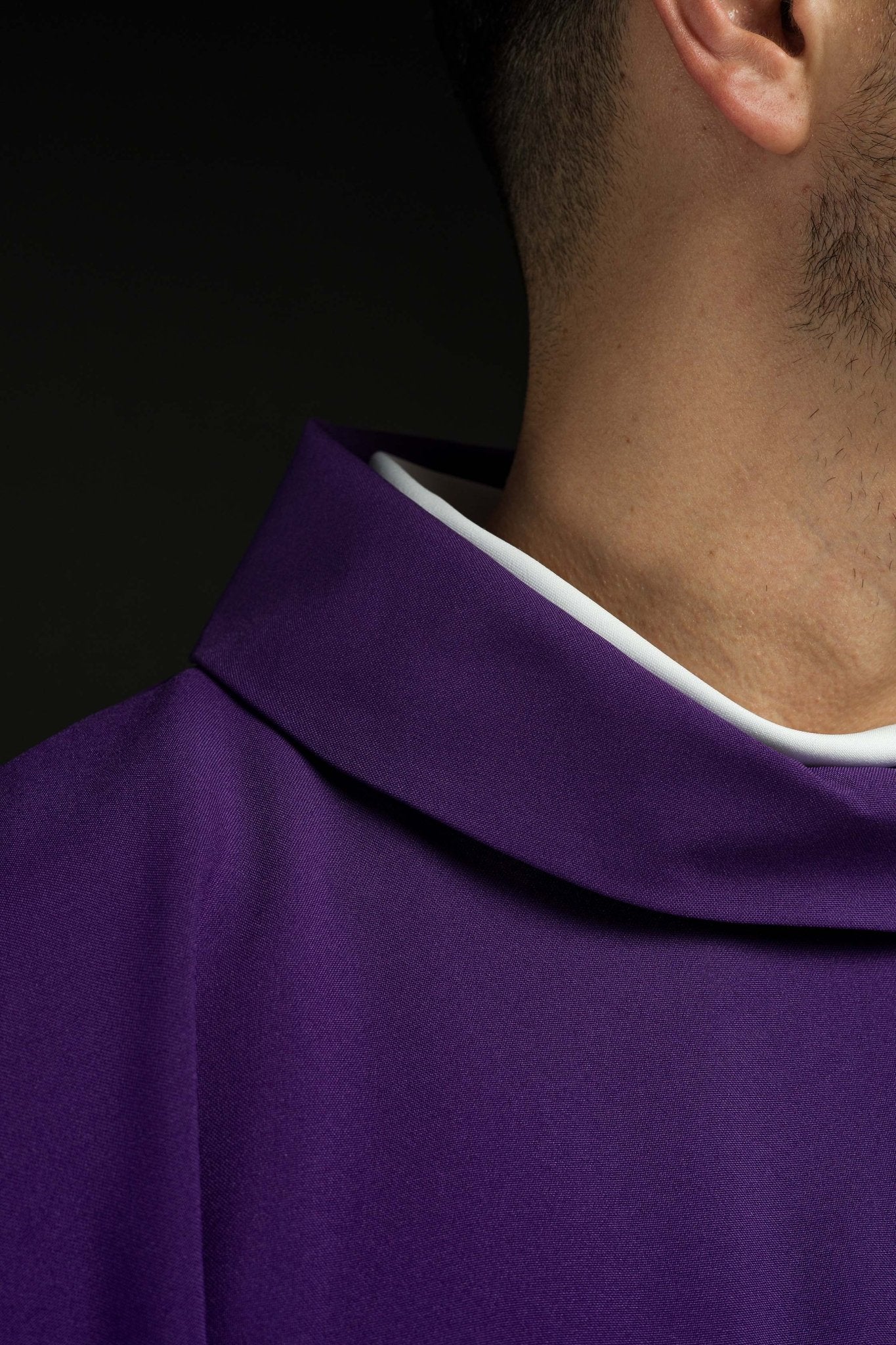 Chasuble brodée en violet avec croix et JHS KOR/255/03/12 - CHASUBLES.FR