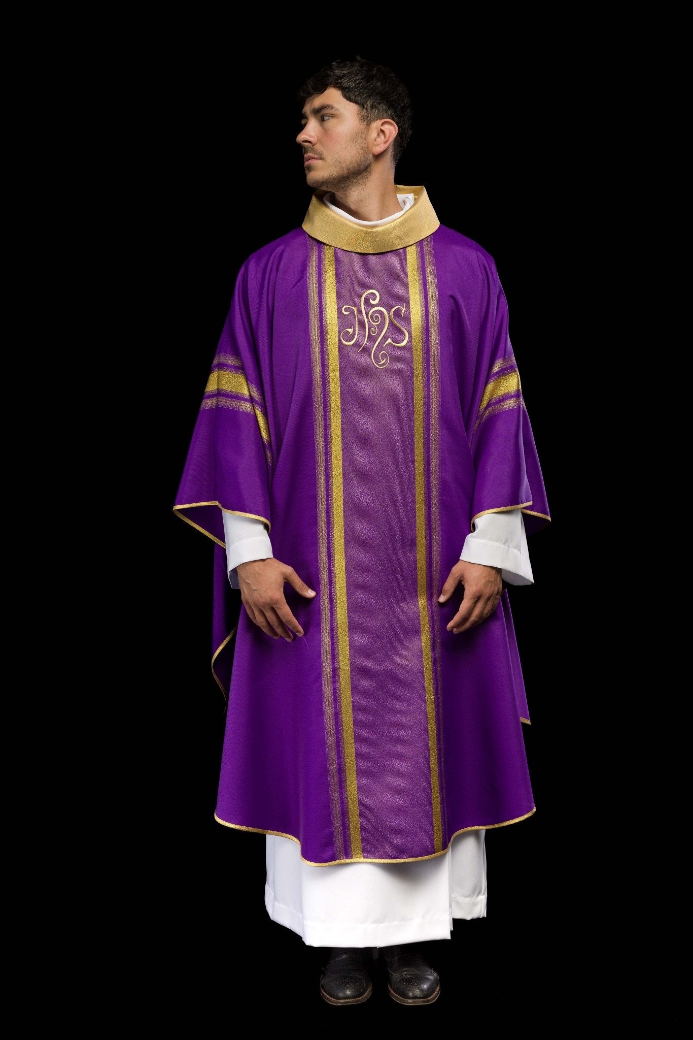 Chasuble brodée en violet avec motif IHS avec dorure KOR/183/03/27 FIOLET - CHASUBLES.FR