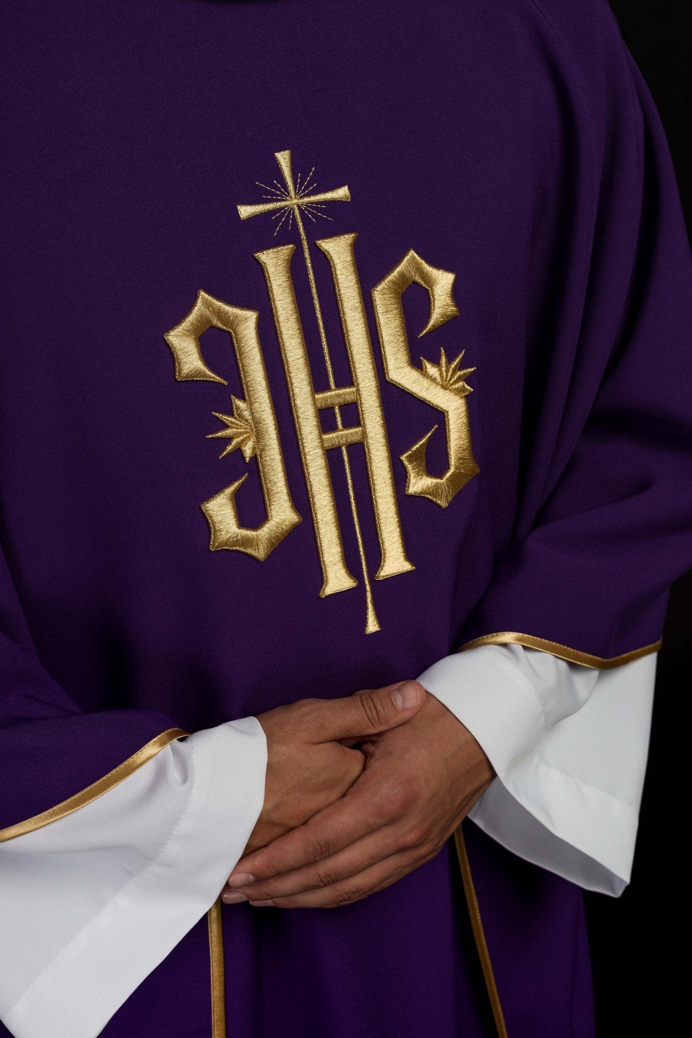 Chasuble brodée en violet avec motif IHS doré KOR/010/03/12 FIOLET - CHASUBLES.FR