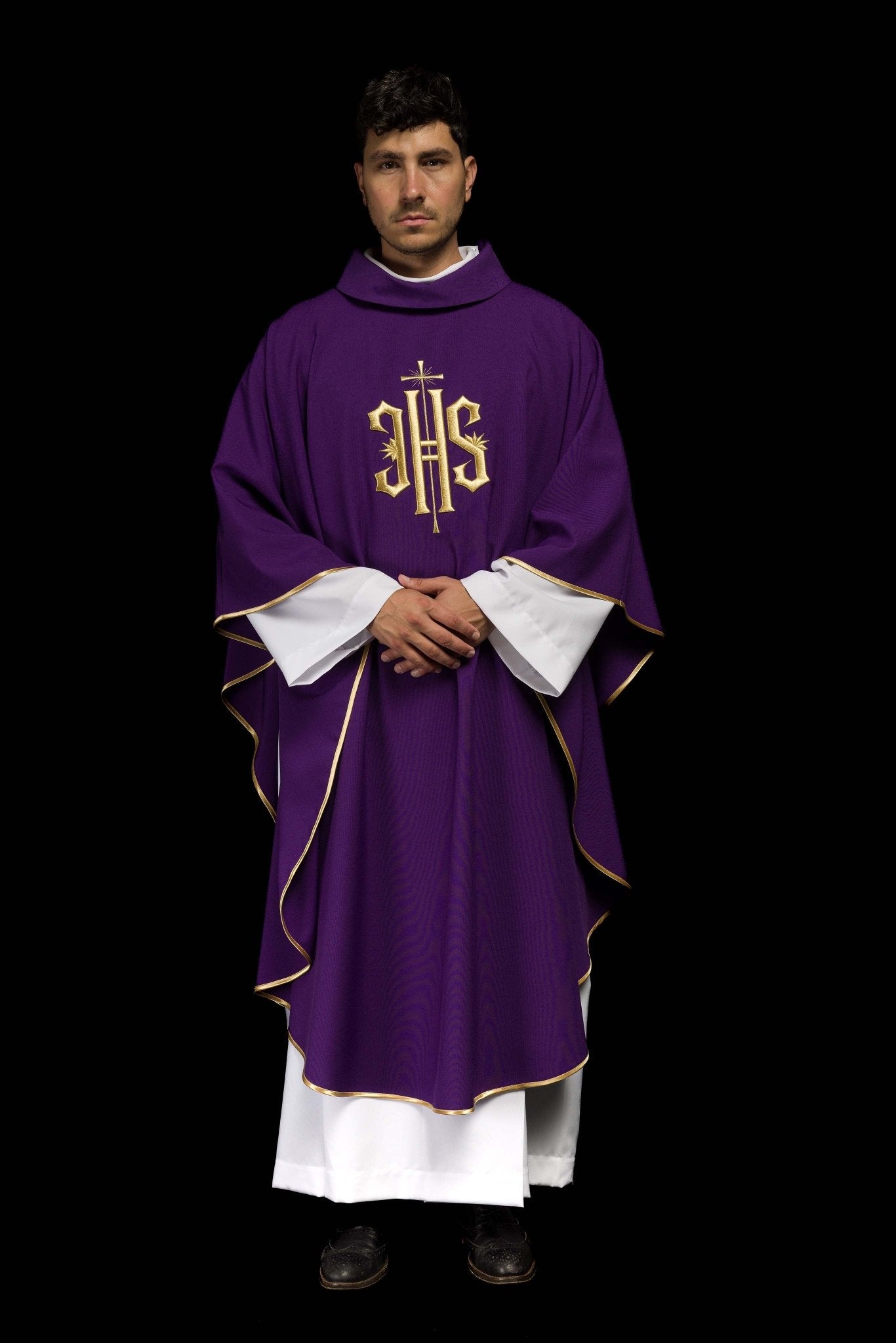 Chasuble brodée en violet avec motif IHS doré KOR/010/03/12 FIOLET - CHASUBLES.FR