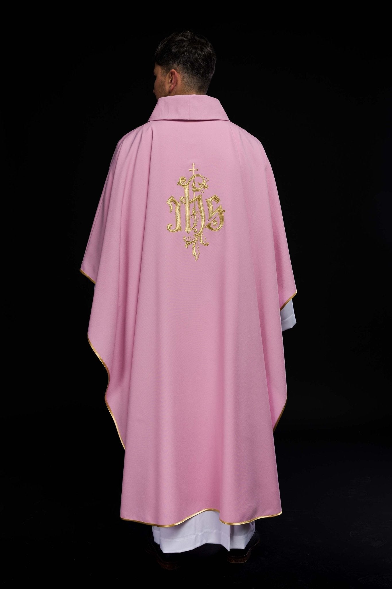 Chasuble brodée IHS en rose KOR/032/08/12 RÓŻ - CHASUBLES.FR