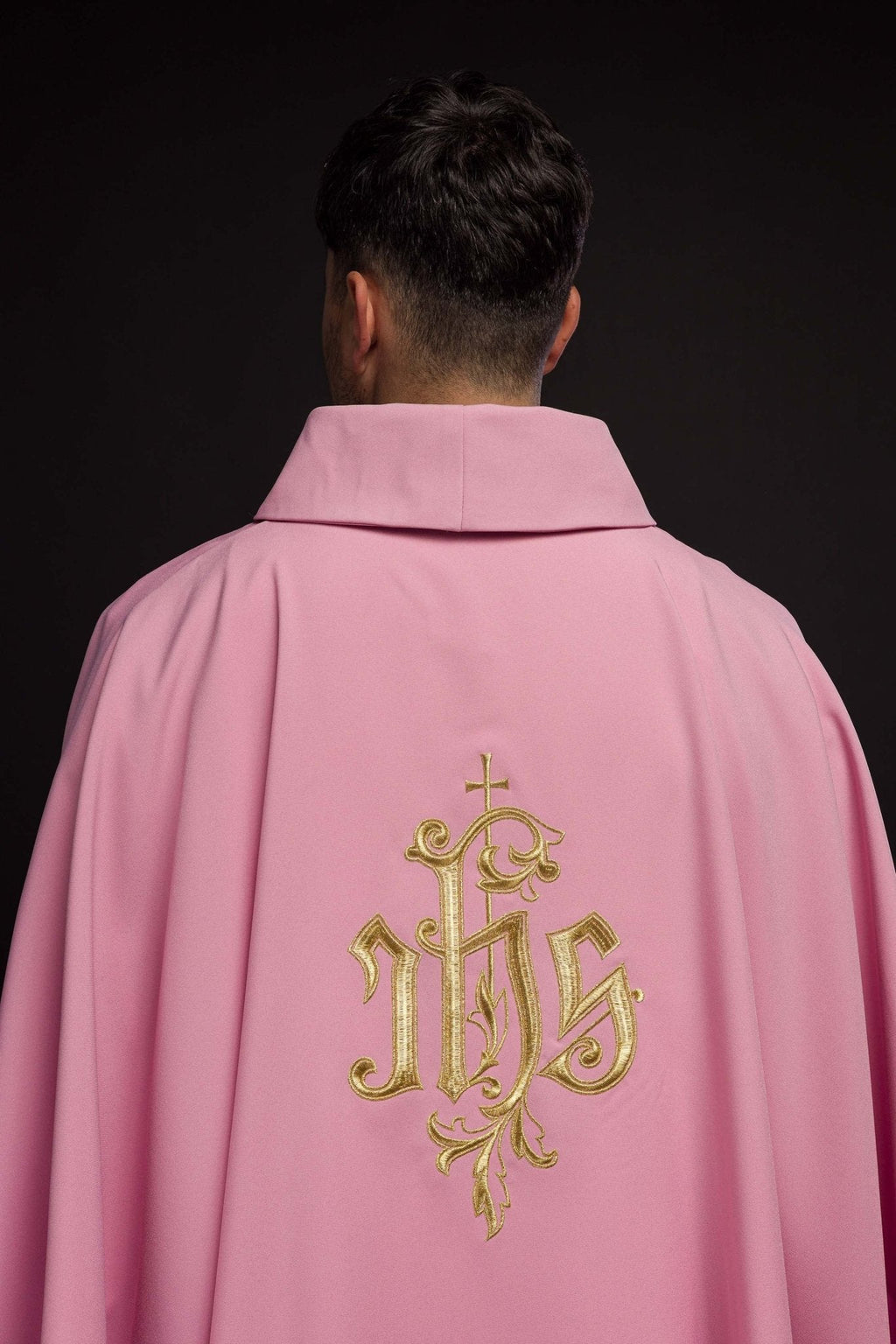 Chasuble brodée IHS en rose KOR/032/08/12 RÓŻ - CHASUBLES.FR