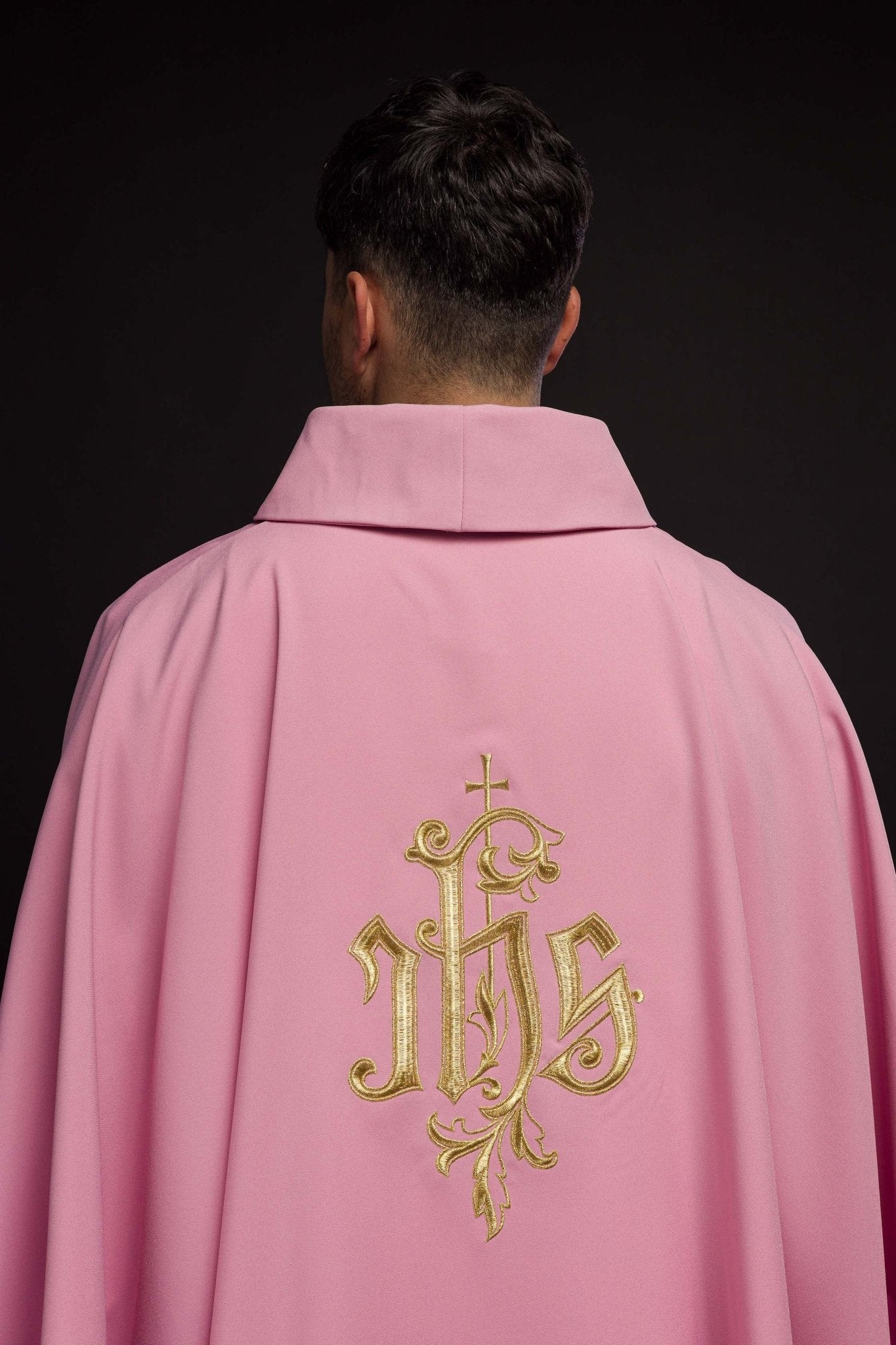 Chasuble brodée IHS en rose KOR/032/08/12 RÓŻ - CHASUBLES.FR