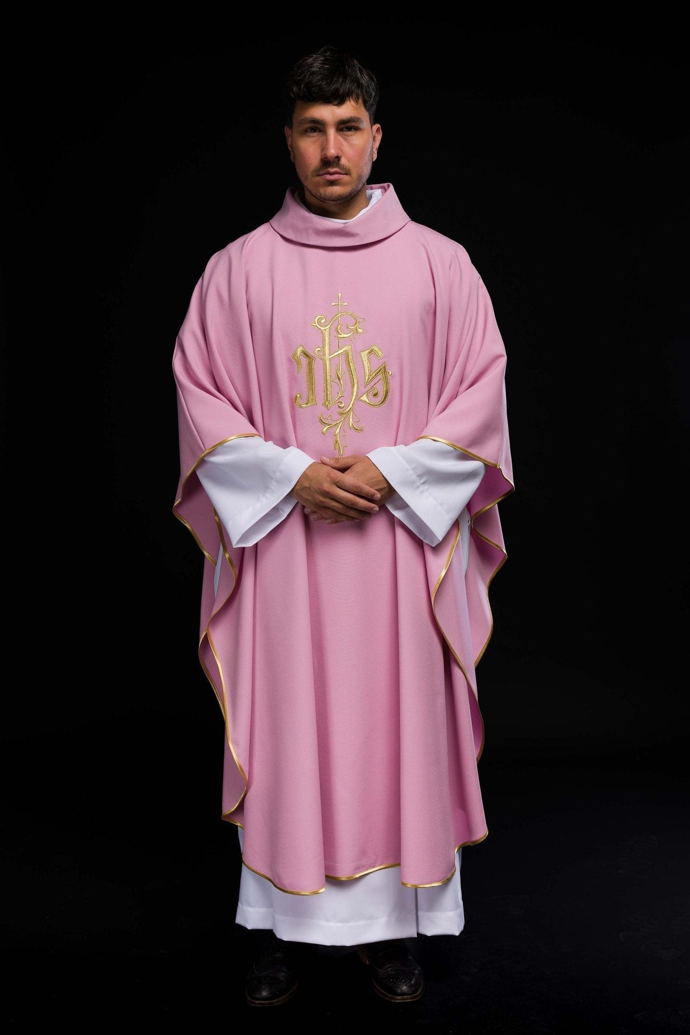 Chasuble brodée IHS en rose KOR/032/08/12 RÓŻ - CHASUBLES.FR