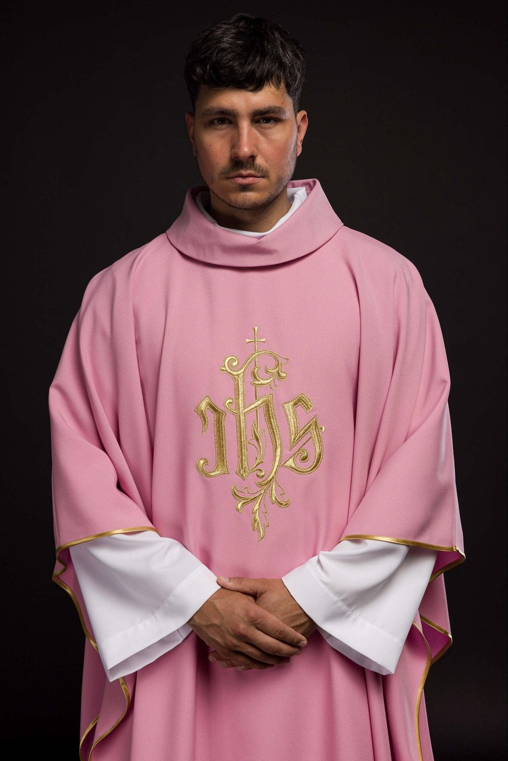 Chasuble brodée IHS en rose KOR/032/08/12 RÓŻ - CHASUBLES.FR