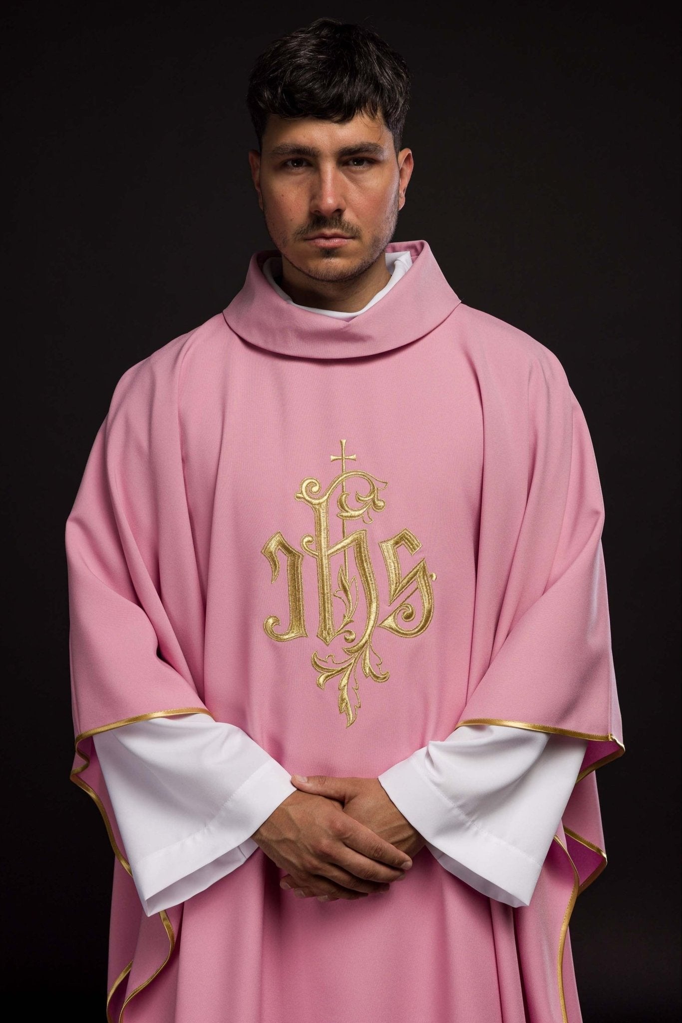 Chasuble brodée IHS en rose KOR/032/08/12 RÓŻ - CHASUBLES.FR