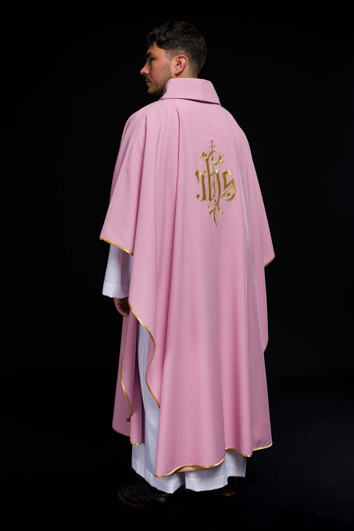 Chasuble brodée IHS en rose KOR/032/08/12 RÓŻ - CHASUBLES.FR