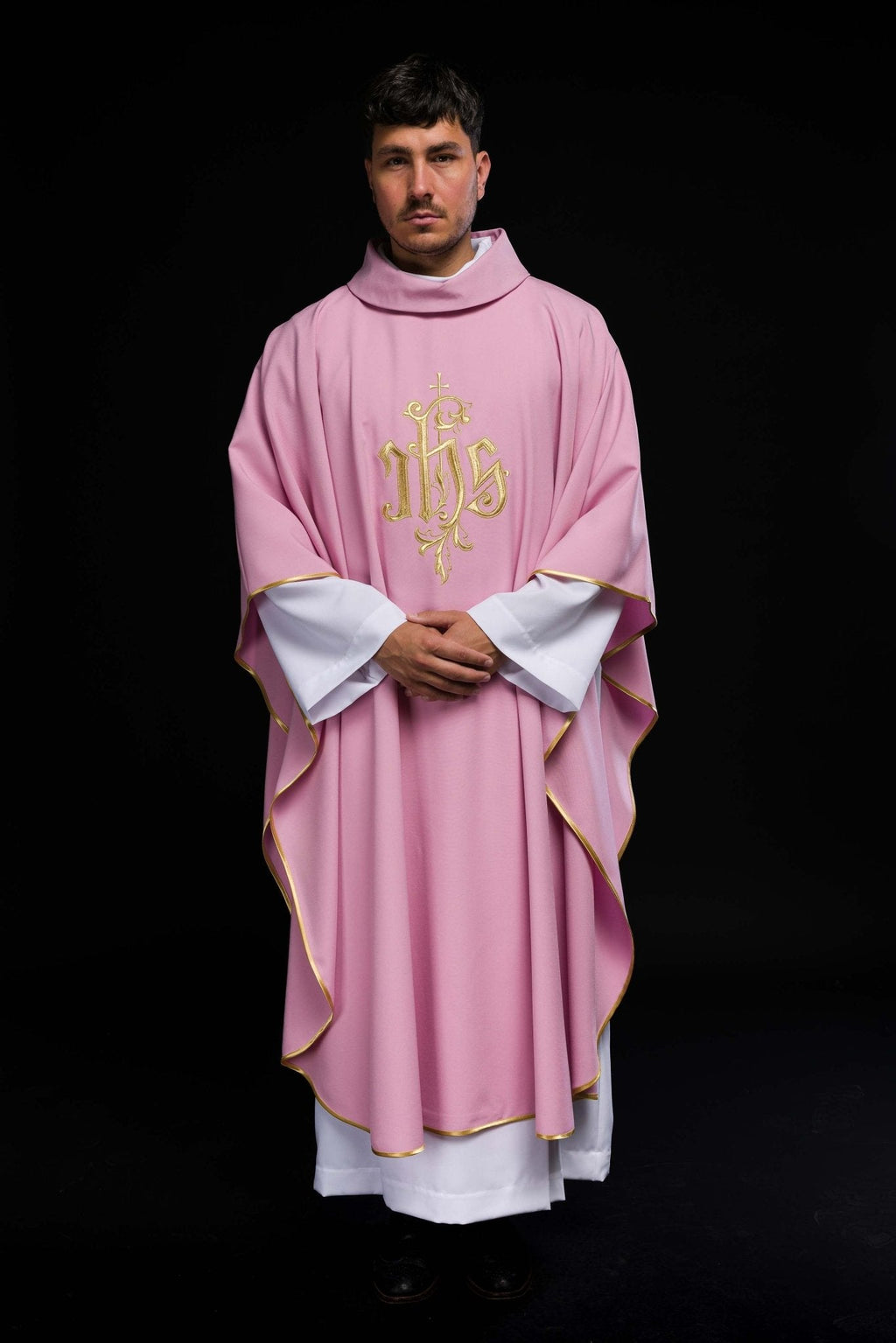 Chasuble brodée IHS en rose KOR/032/08/12 RÓŻ - CHASUBLES.FR