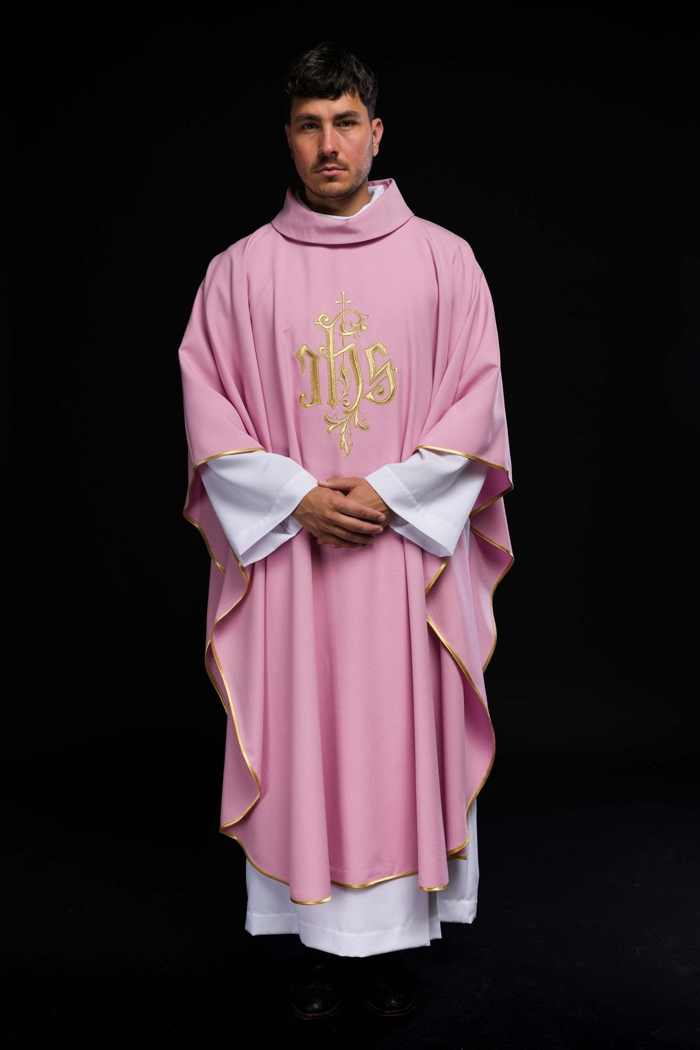 Chasuble brodée IHS en rose KOR/032/08/12 RÓŻ - CHASUBLES.FR