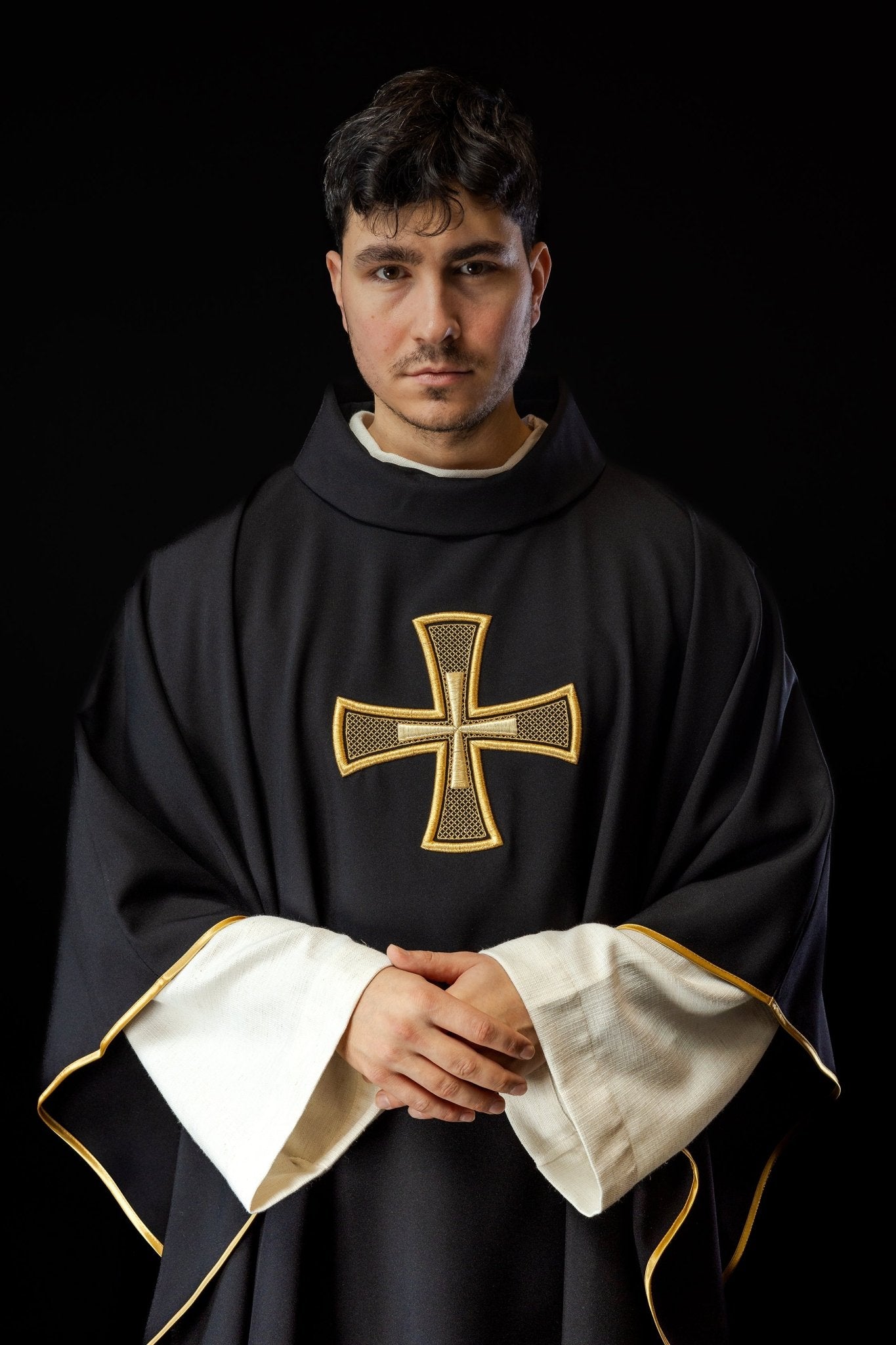 Chasuble brodée IHS Noir KOR/258/07/12 - CHASUBLES.FR