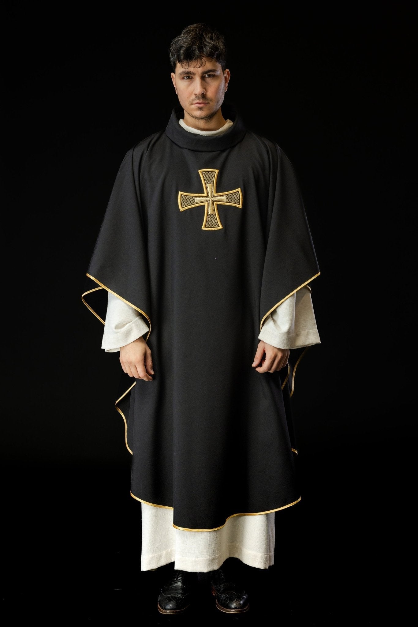 Chasuble brodée IHS Noir KOR/258/07/12 - CHASUBLES.FR