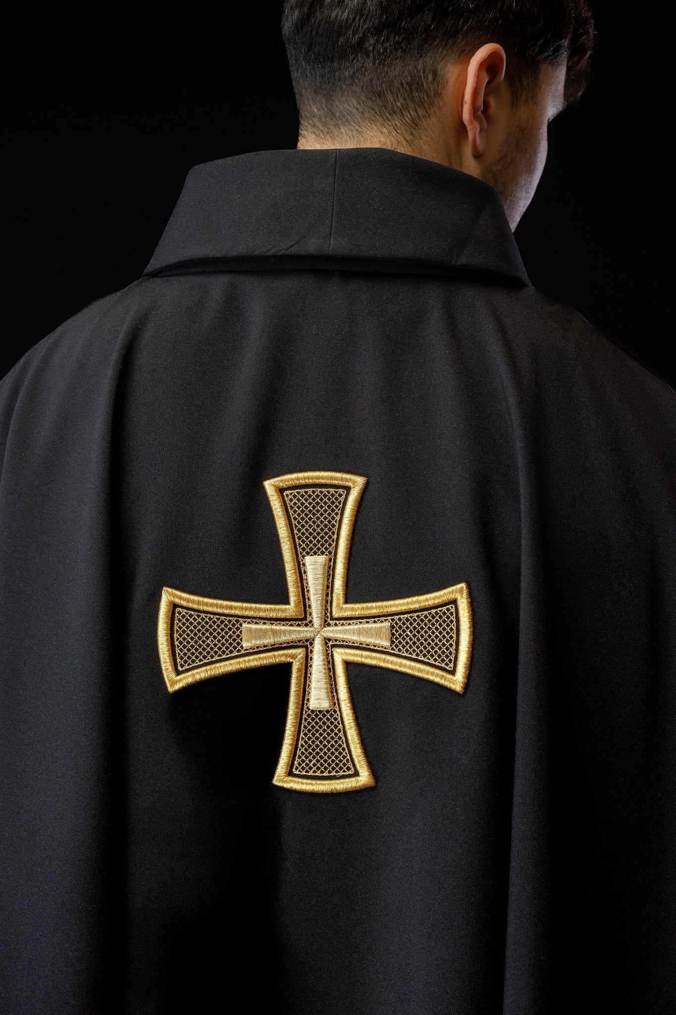 Chasuble brodée IHS Noir KOR/258/07/12 - CHASUBLES.FR