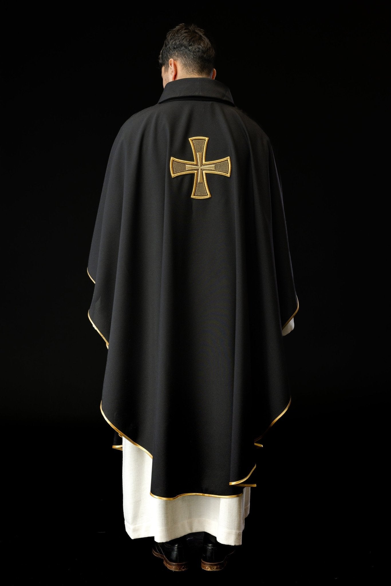 Chasuble brodée IHS Noir KOR/258/07/12 - CHASUBLES.FR