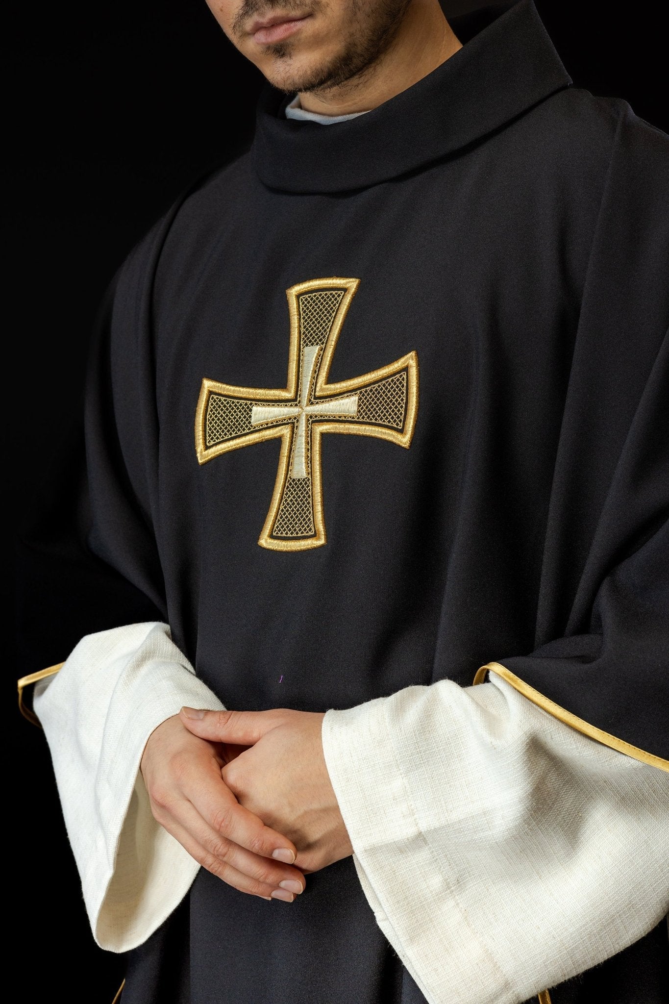 Chasuble brodée IHS Noir KOR/258/07/12 - CHASUBLES.FR