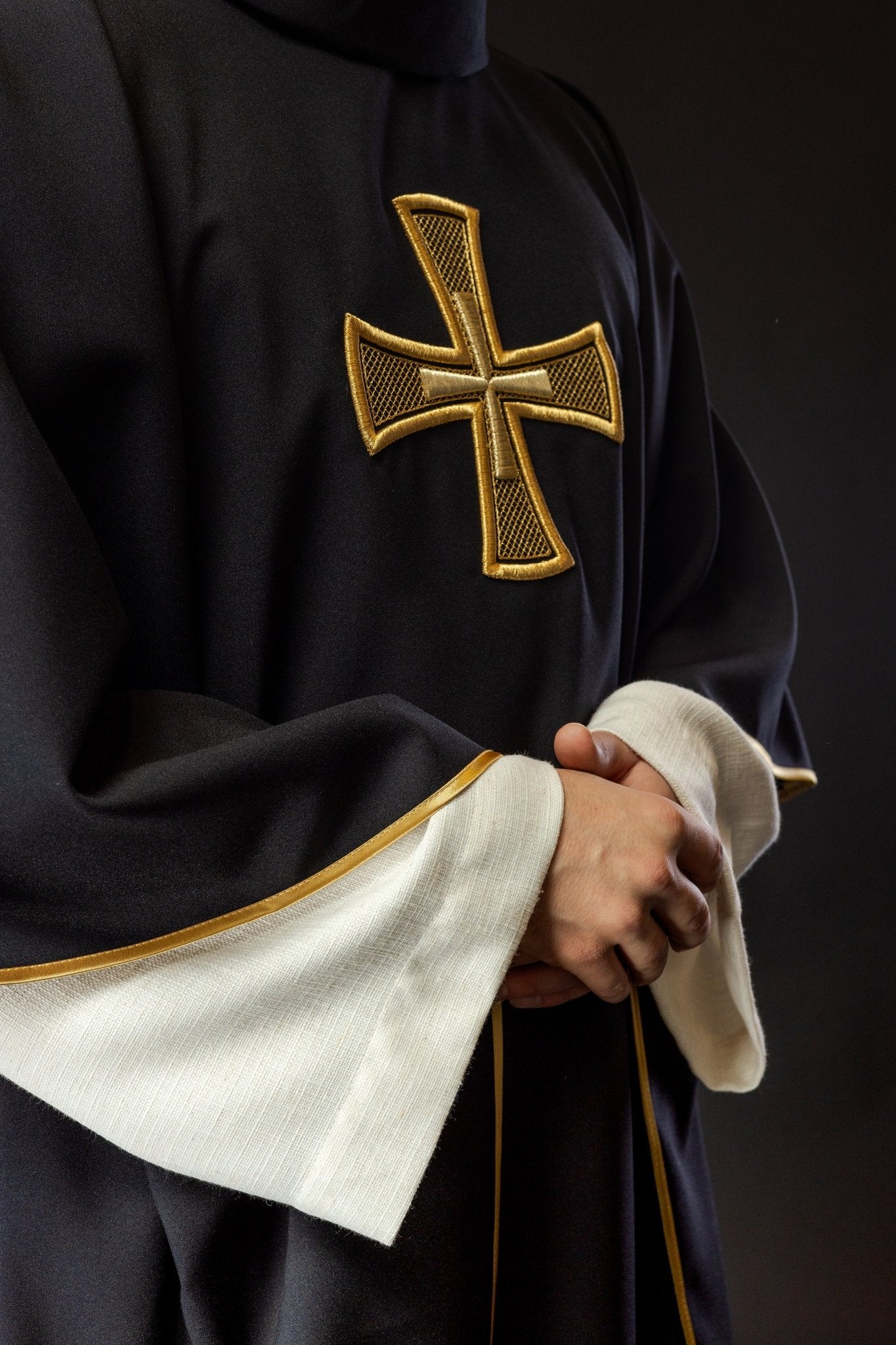 Chasuble brodée IHS Noir KOR/258/07/12 - CHASUBLES.FR