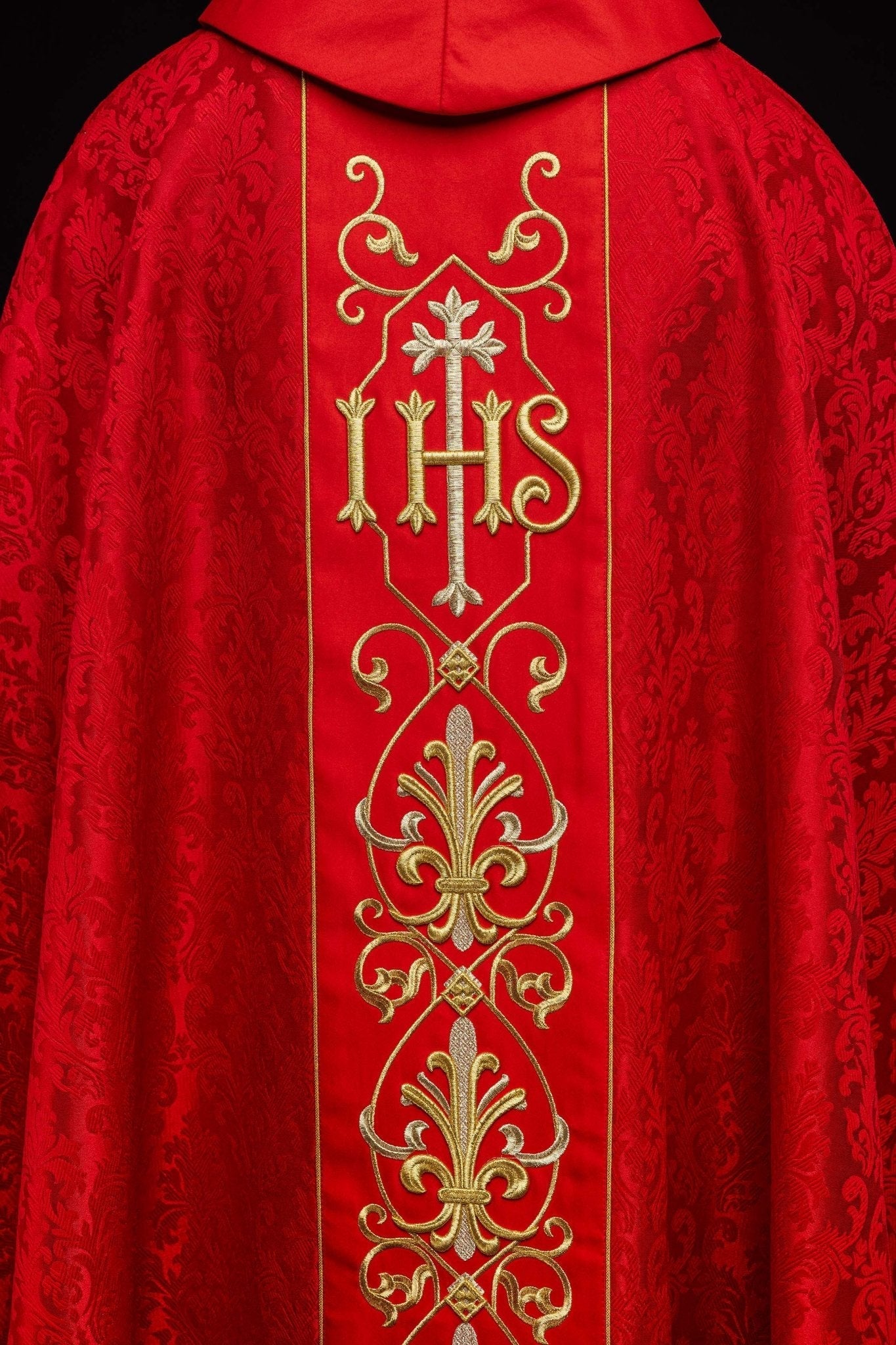 Chasuble brodée IHS Rouge KOR/268/02/67 - CHASUBLES.FR