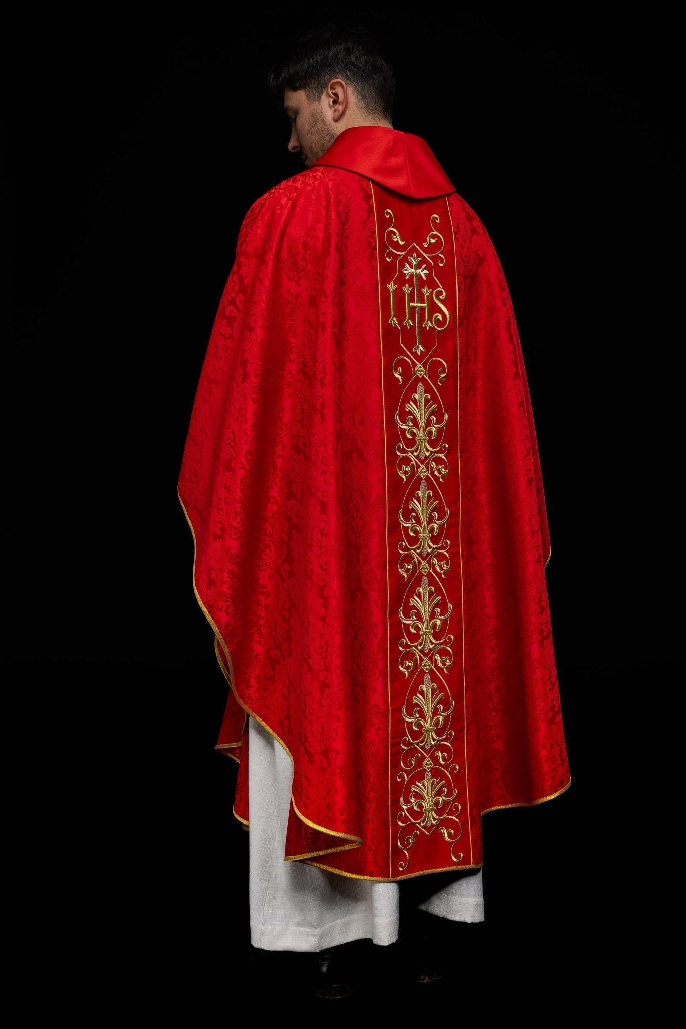 Chasuble brodée IHS Rouge KOR/268/02/67 - CHASUBLES.FR