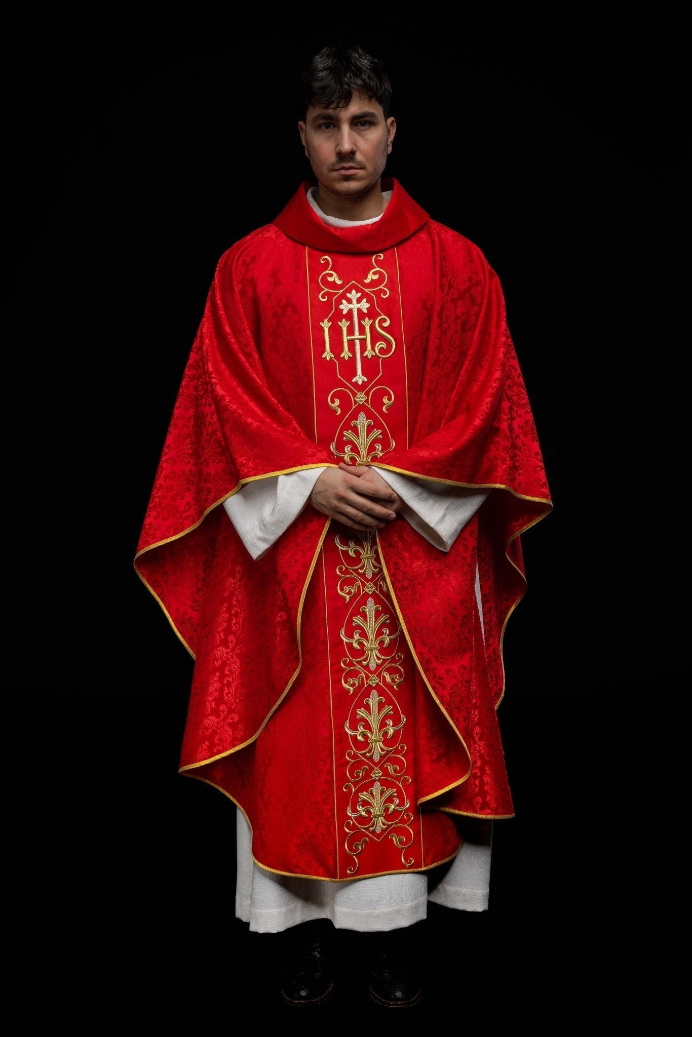 Chasuble brodée IHS Rouge KOR/268/02/67 - CHASUBLES.FR