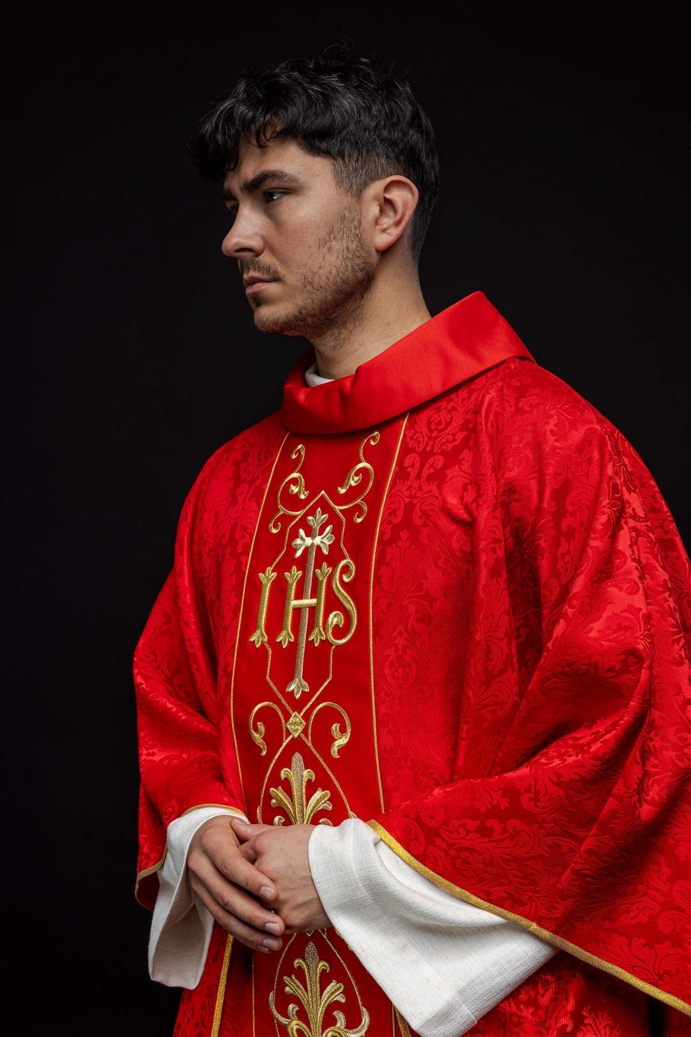 Chasuble brodée IHS Rouge KOR/268/02/67 - CHASUBLES.FR
