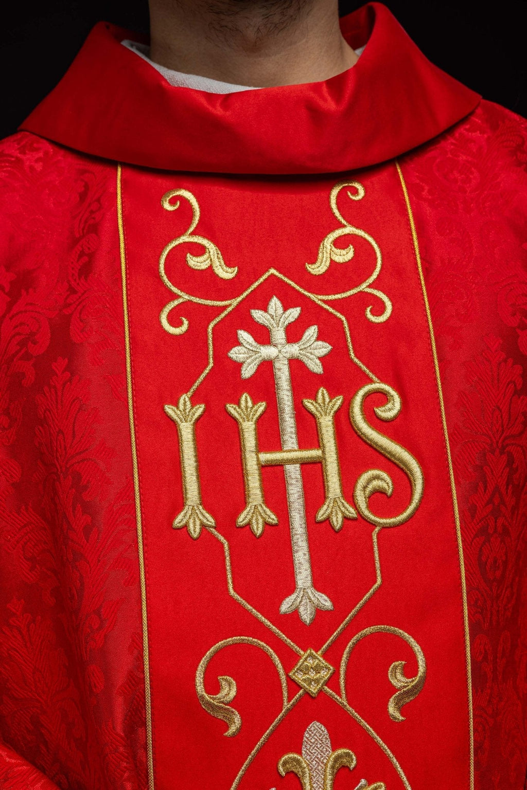 Chasuble brodée IHS Rouge KOR/268/02/67 - CHASUBLES.FR