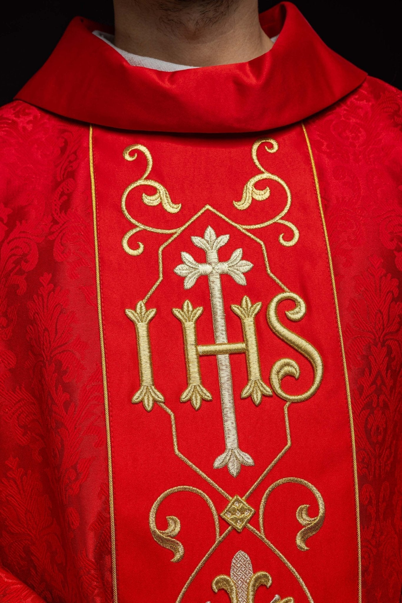 Chasuble brodée IHS Rouge KOR/268/02/67 - CHASUBLES.FR