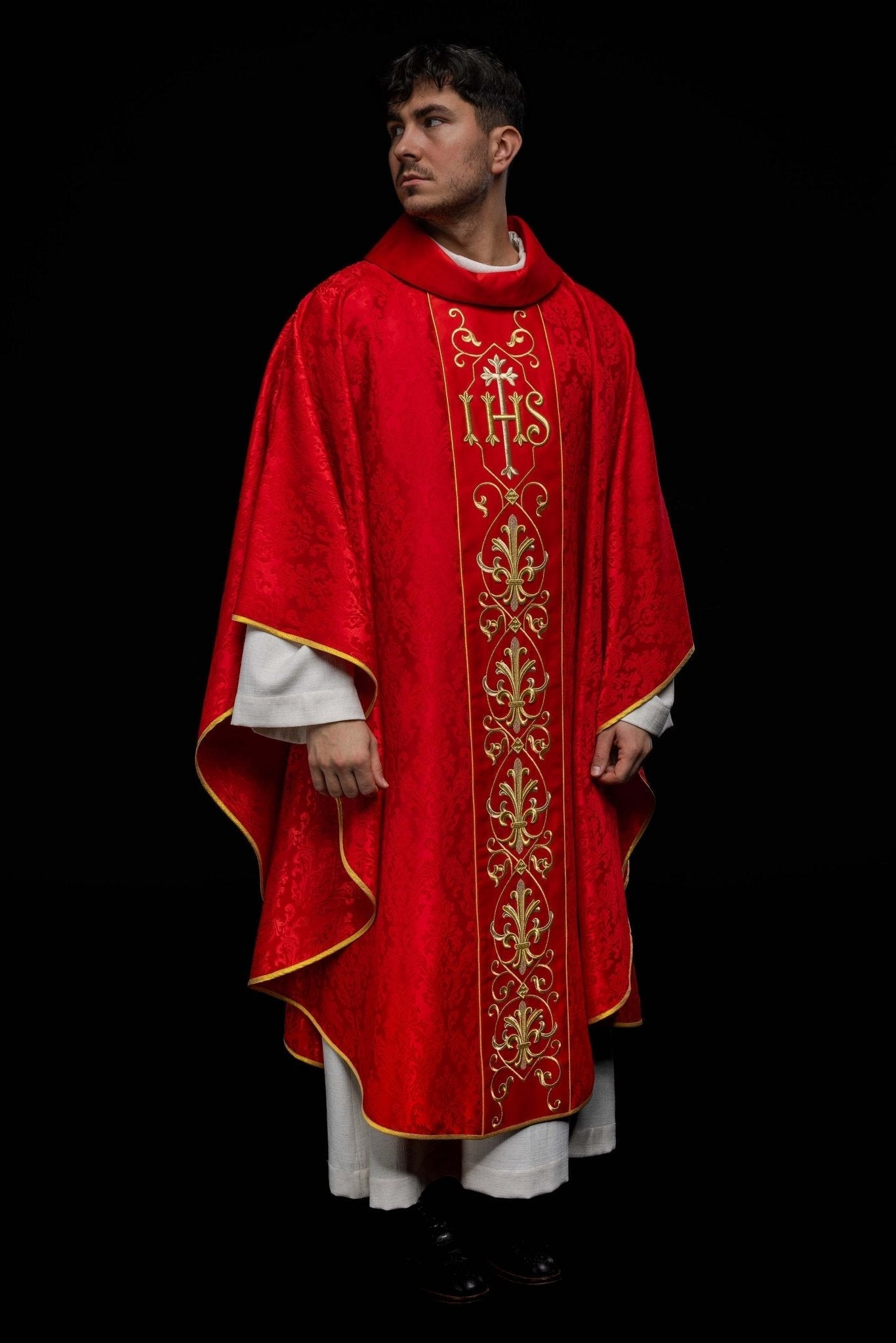 Chasuble brodée IHS Rouge KOR/268/02/67 - CHASUBLES.FR