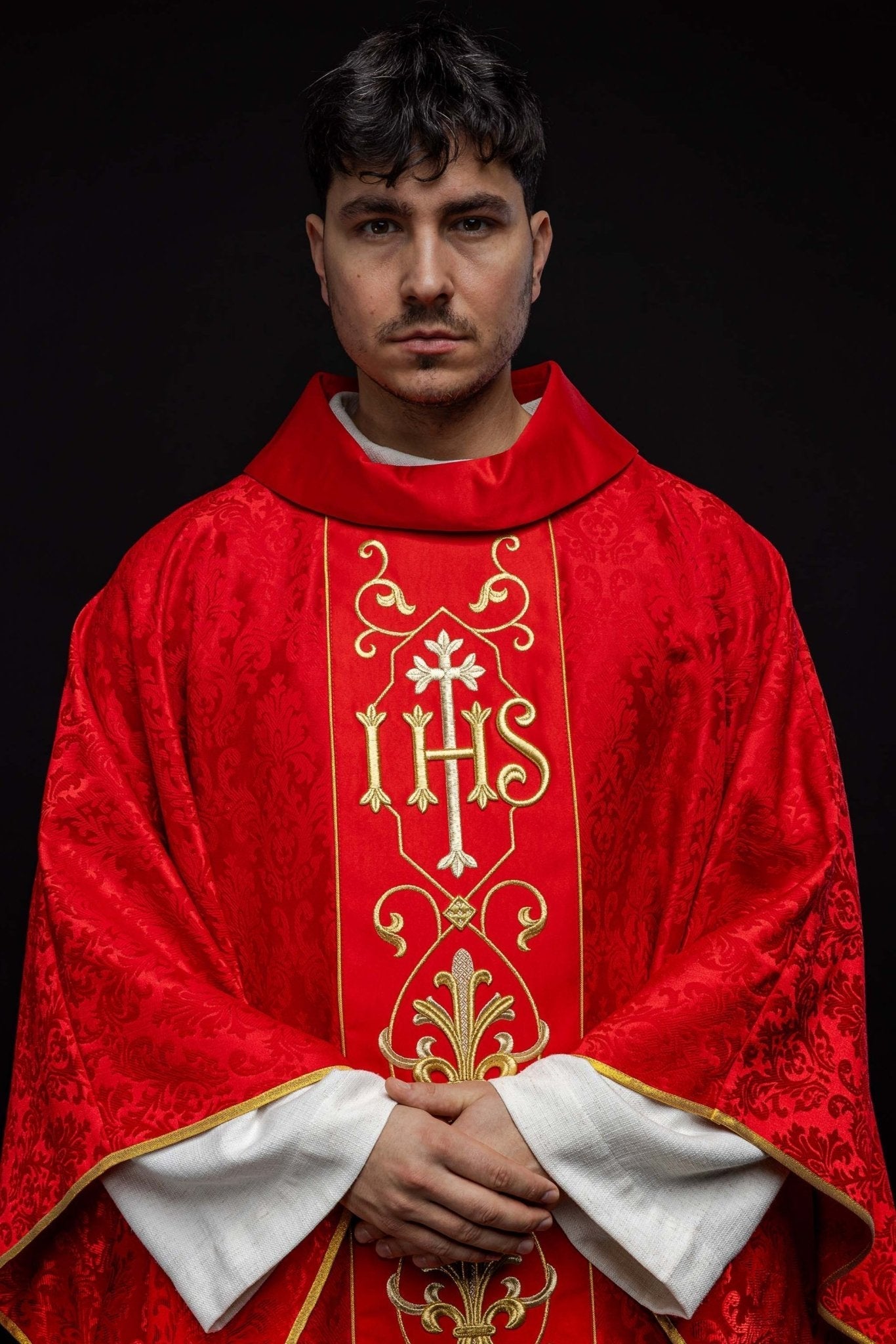 Chasuble brodée IHS Rouge KOR/268/02/67 - CHASUBLES.FR