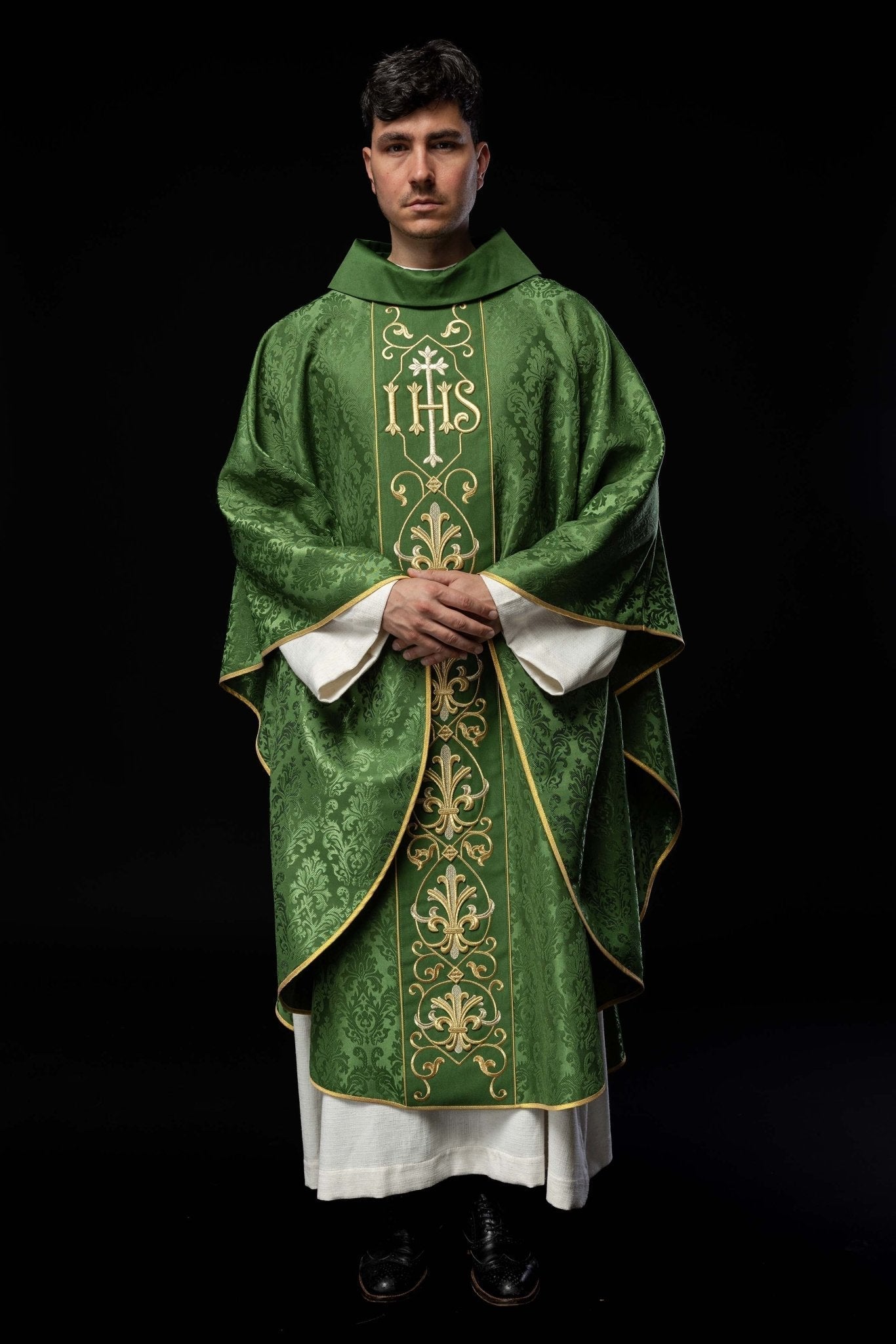 Chasuble brodée IHS Vert KOR/268/01/67 - CHASUBLES.FR