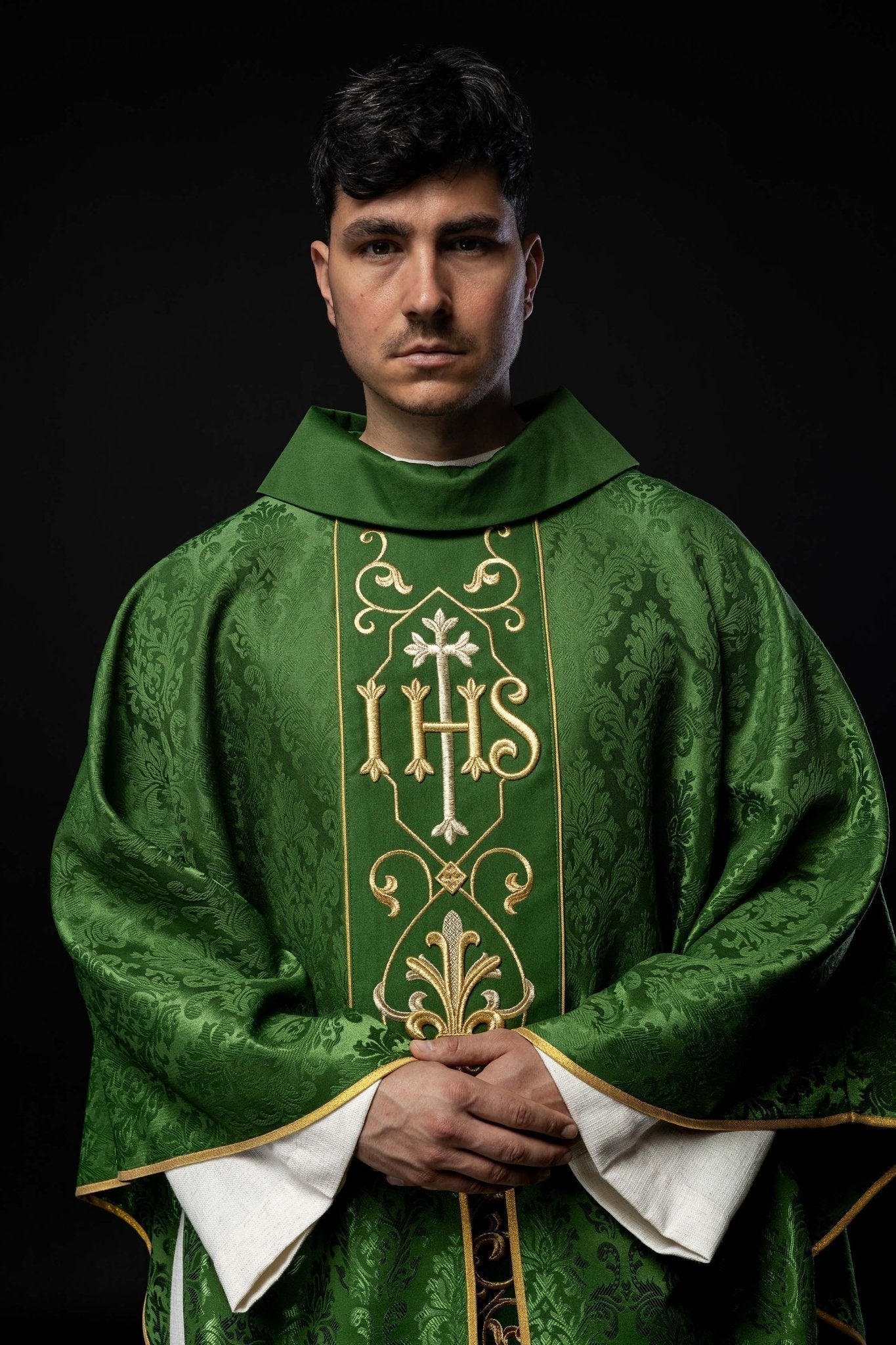 Chasuble brodée IHS Vert KOR/268/01/67 - CHASUBLES.FR