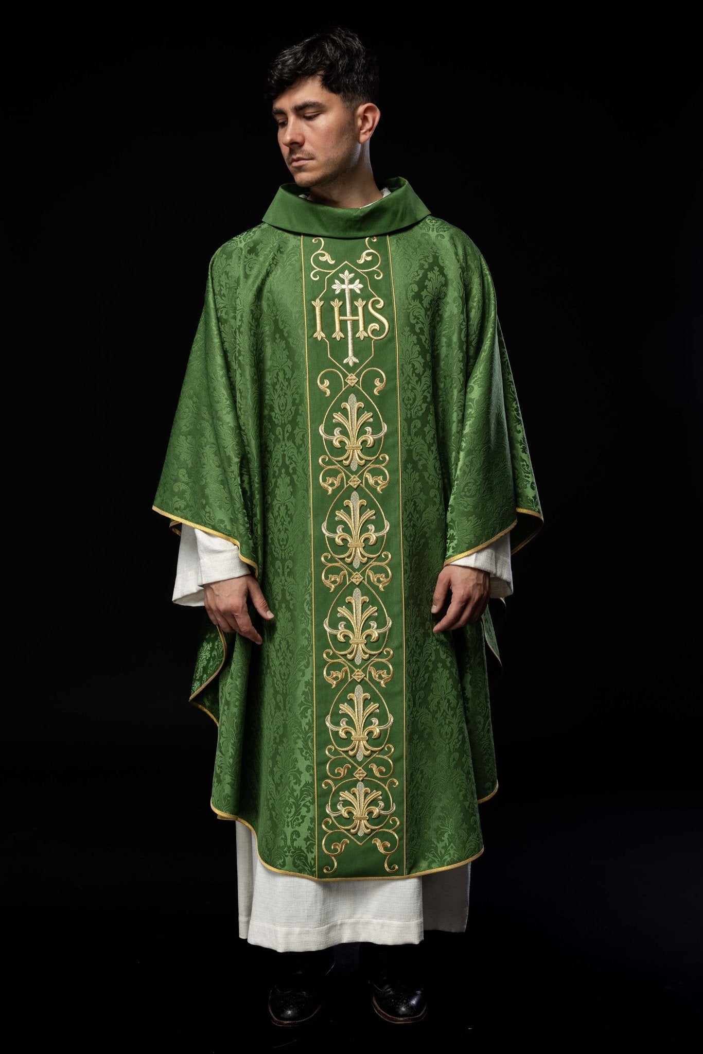 Chasuble brodée IHS Vert KOR/268/01/67 - CHASUBLES.FR