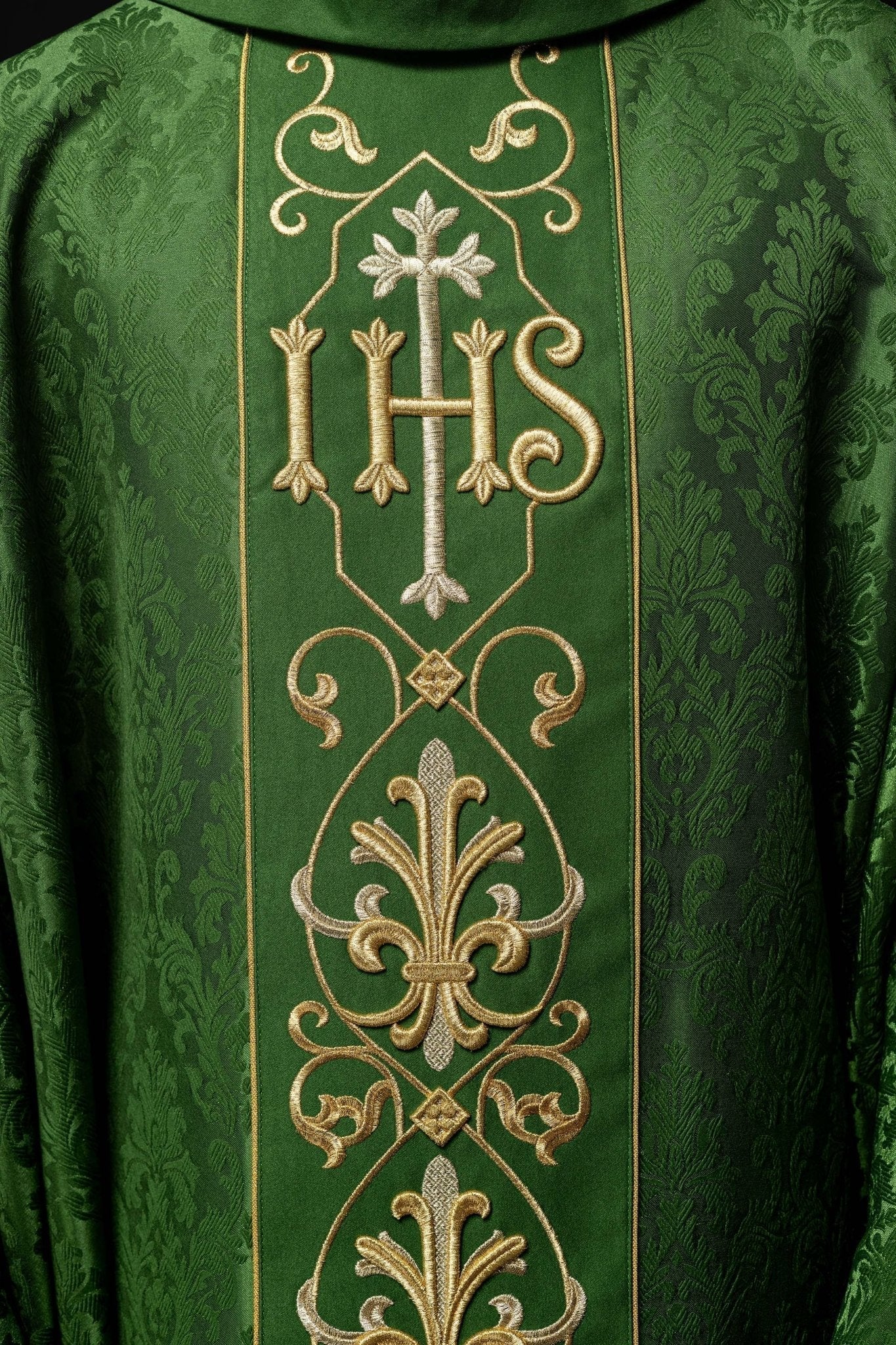 Chasuble brodée IHS Vert KOR/268/01/67 - CHASUBLES.FR