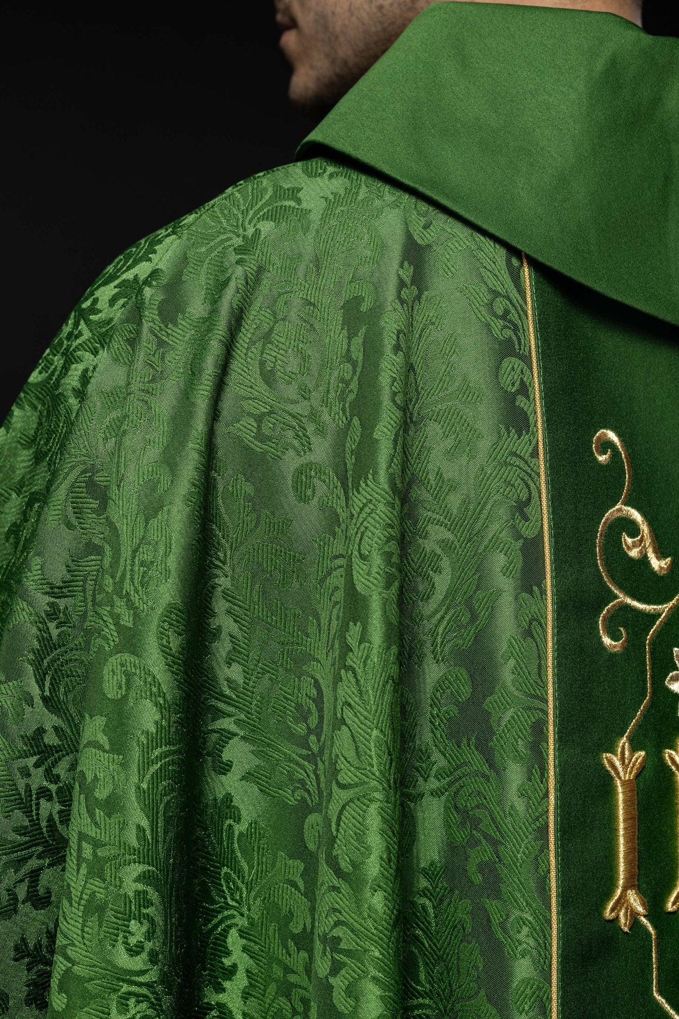 Chasuble brodée IHS Vert KOR/268/01/67 - CHASUBLES.FR