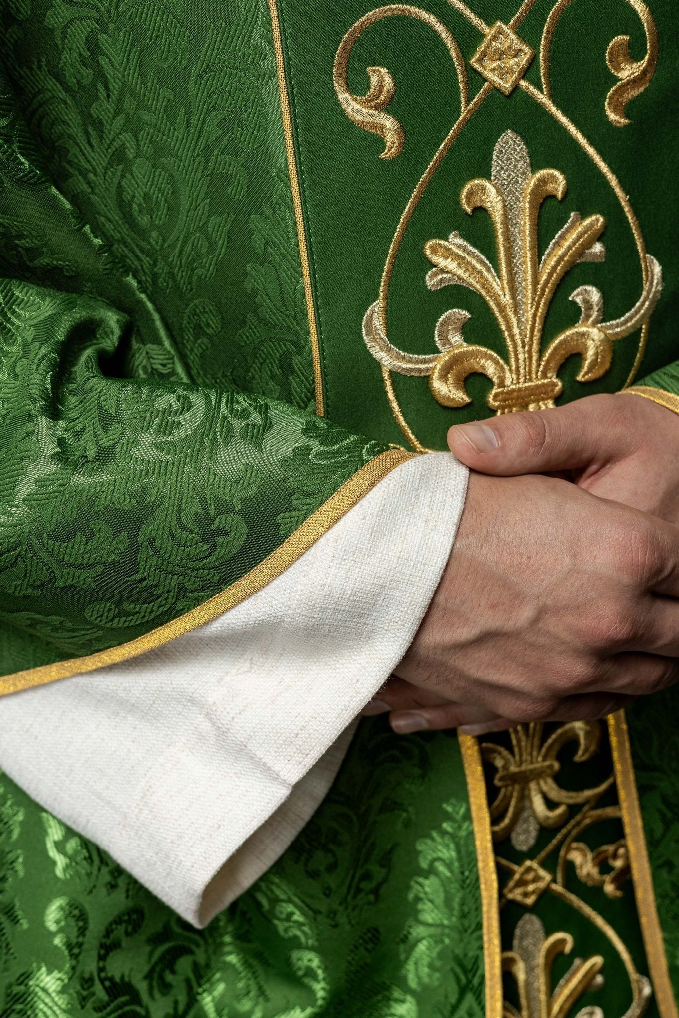 Chasuble brodée IHS Vert KOR/268/01/67 - CHASUBLES.FR