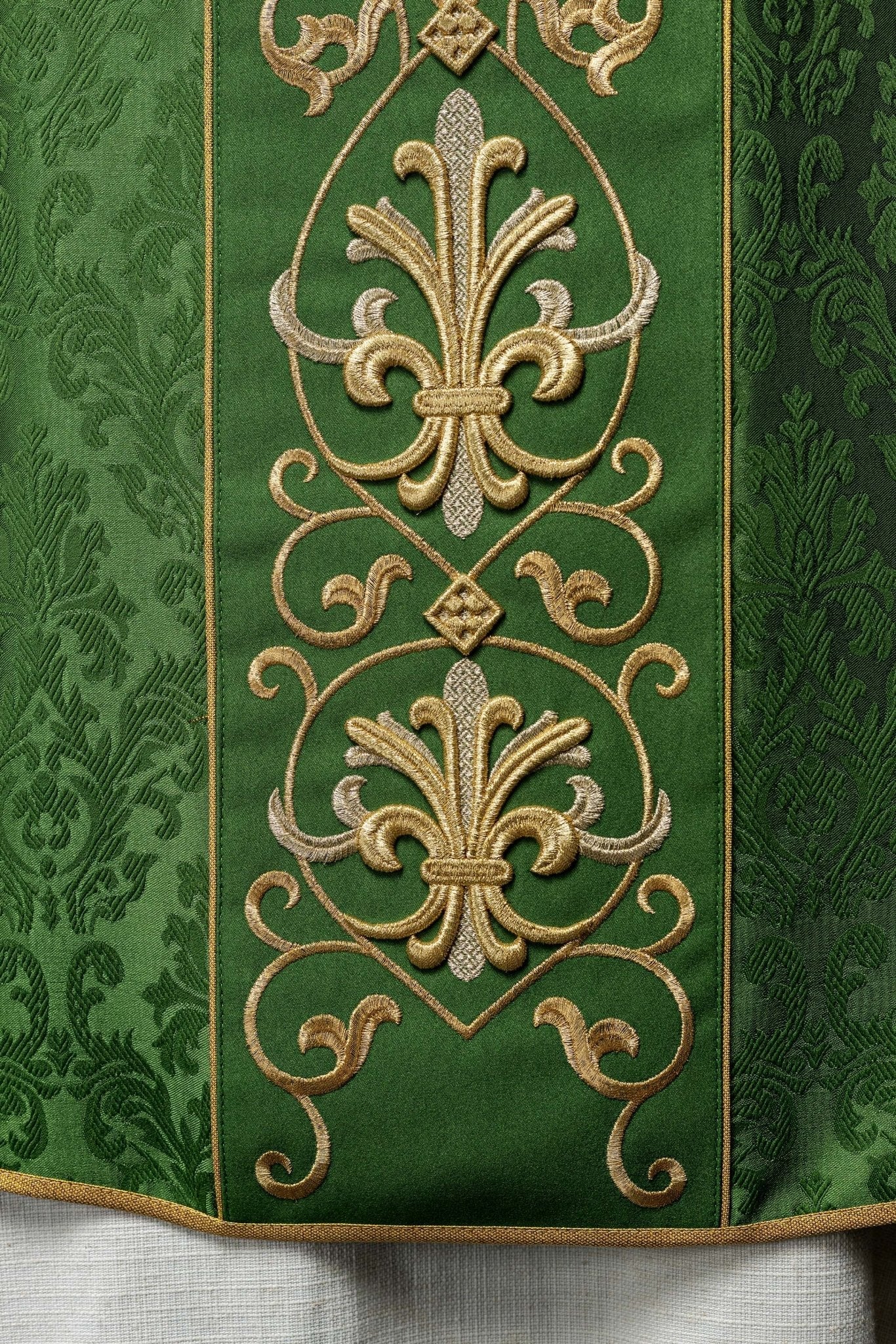 Chasuble brodée IHS Vert KOR/268/01/67 - CHASUBLES.FR