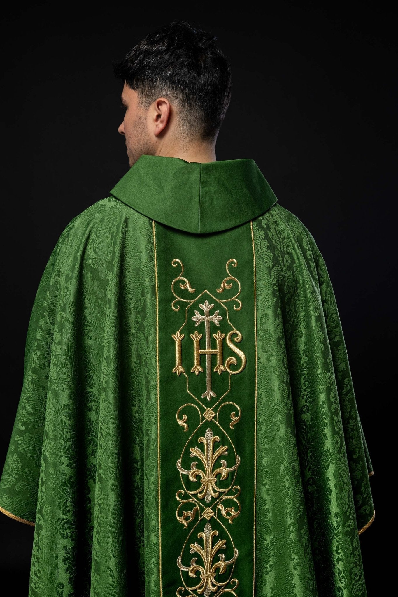 Chasuble brodée IHS Vert KOR/268/01/67 - CHASUBLES.FR