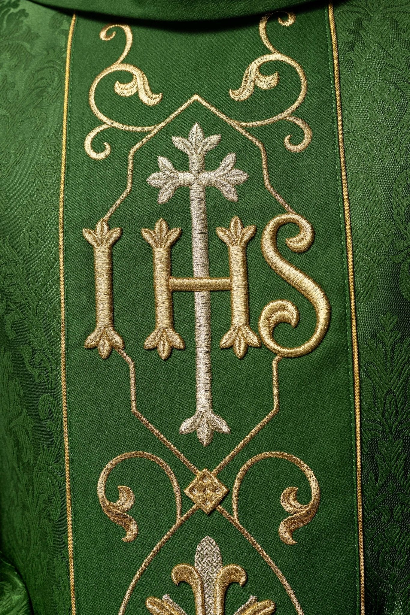 Chasuble brodée IHS Vert KOR/268/01/67 - CHASUBLES.FR