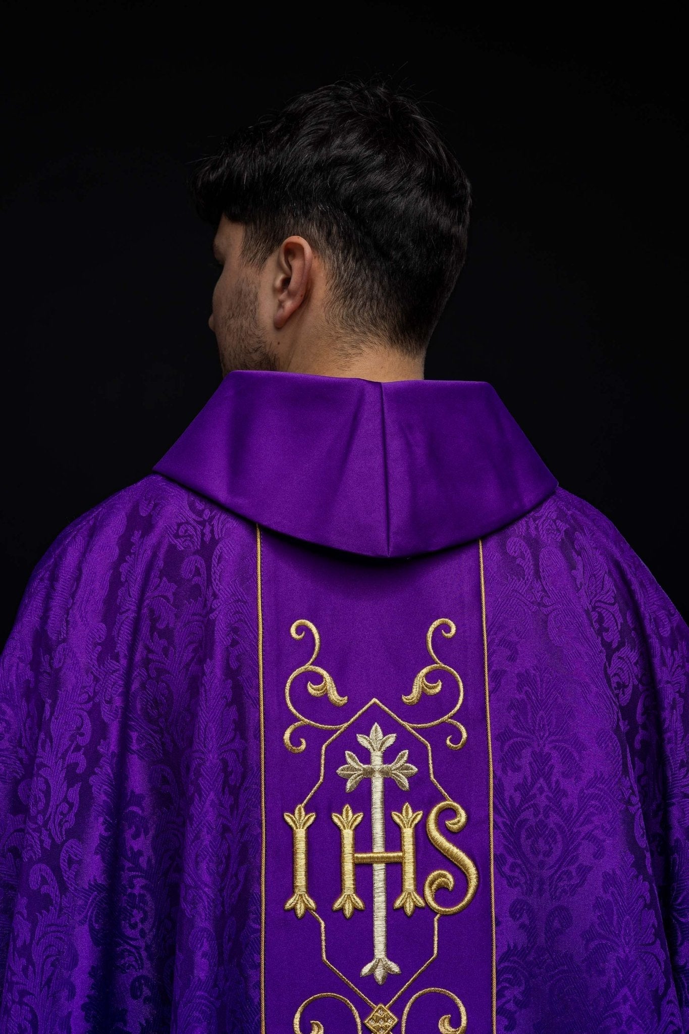 Chasuble brodée IHS Violet KOR/268/03/67 - CHASUBLES.FR