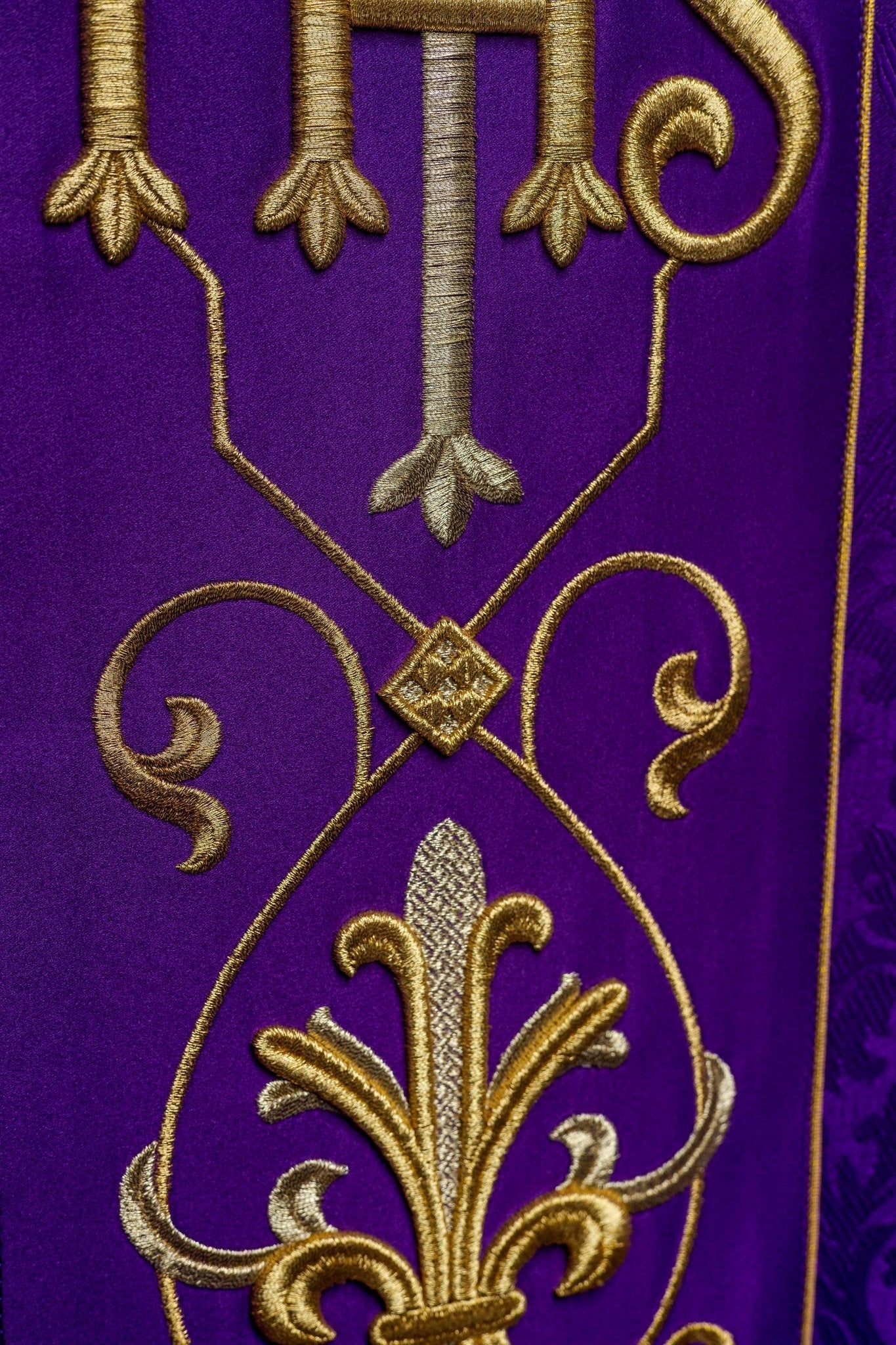 Chasuble brodée IHS Violet KOR/268/03/67 - CHASUBLES.FR
