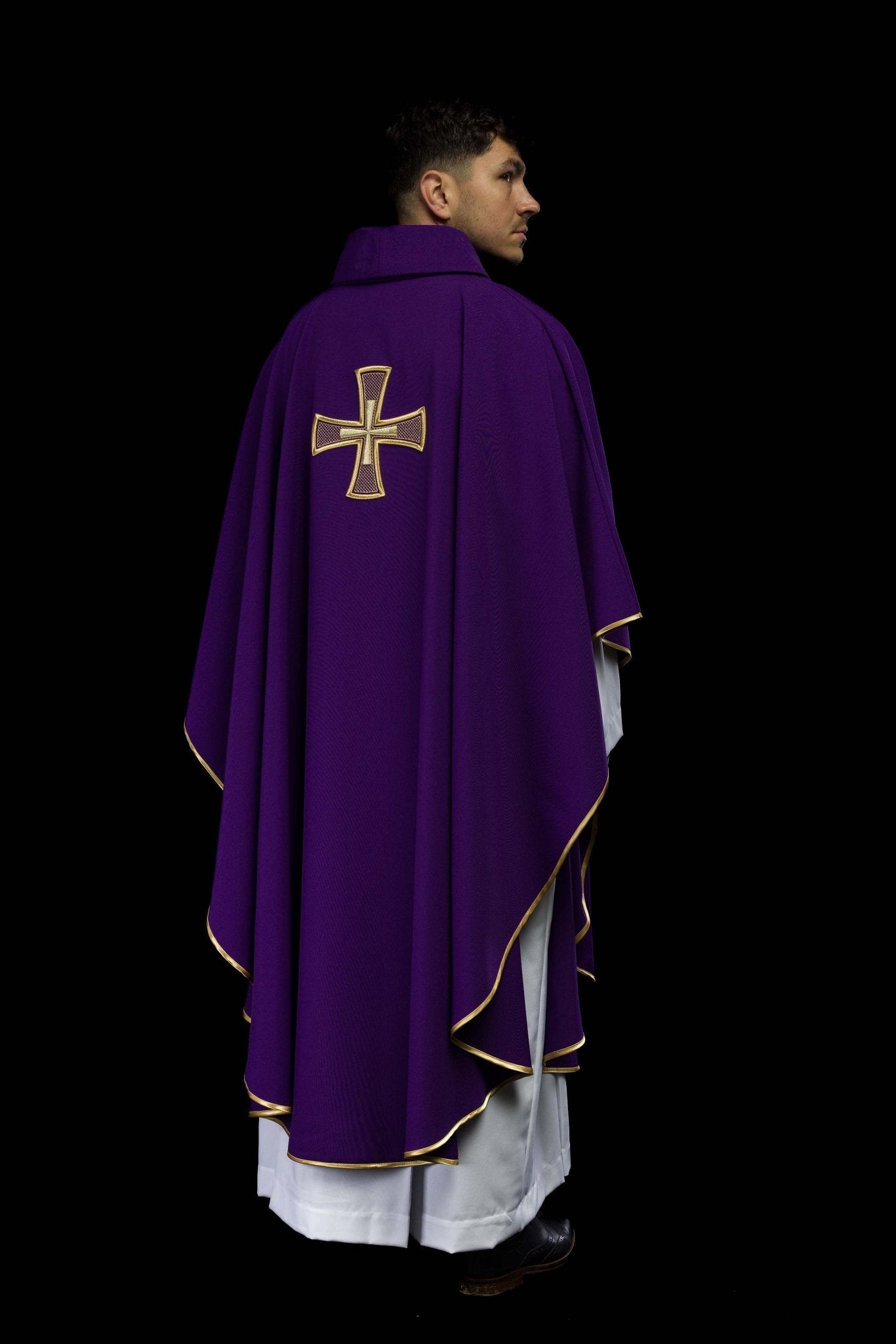 Chasuble brodée IHS Violet KOR/258/03/12 - CHASUBLES.FR