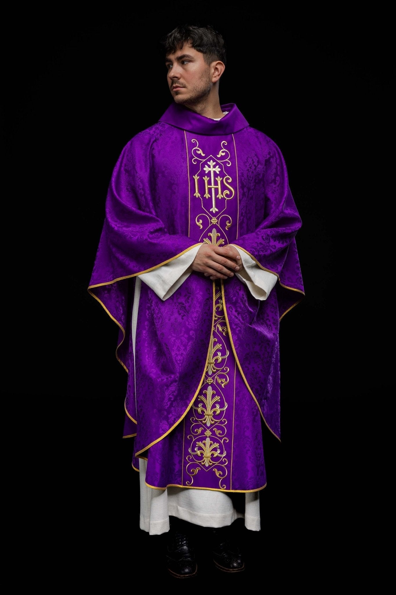 Chasuble brodée IHS Violet KOR/268/03/67 - CHASUBLES.FR
