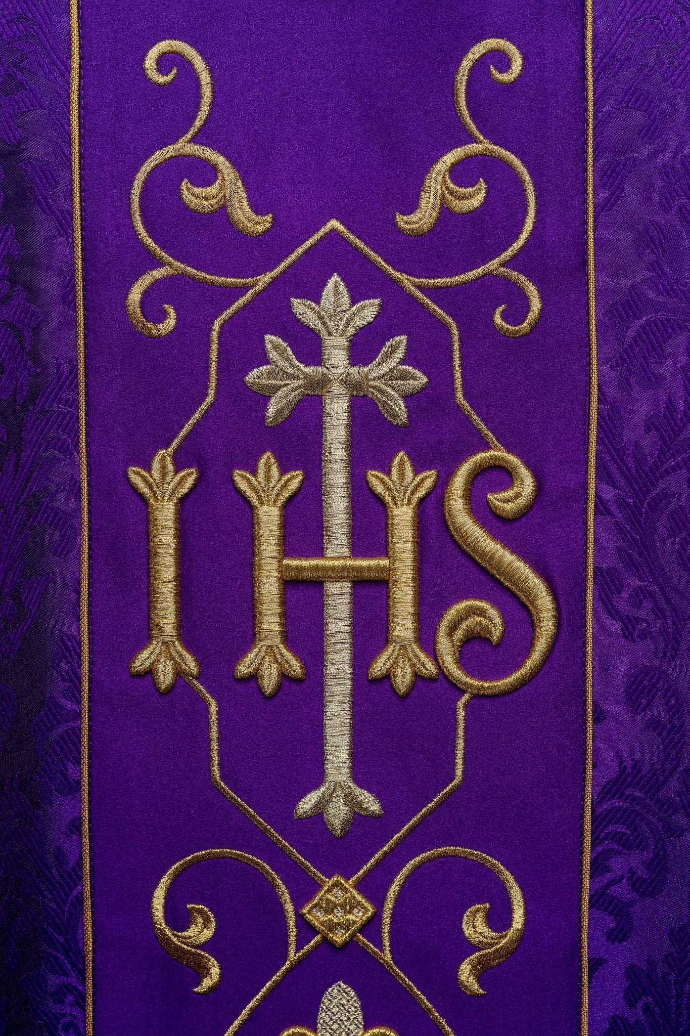 Chasuble brodée IHS Violet KOR/268/03/67 - CHASUBLES.FR