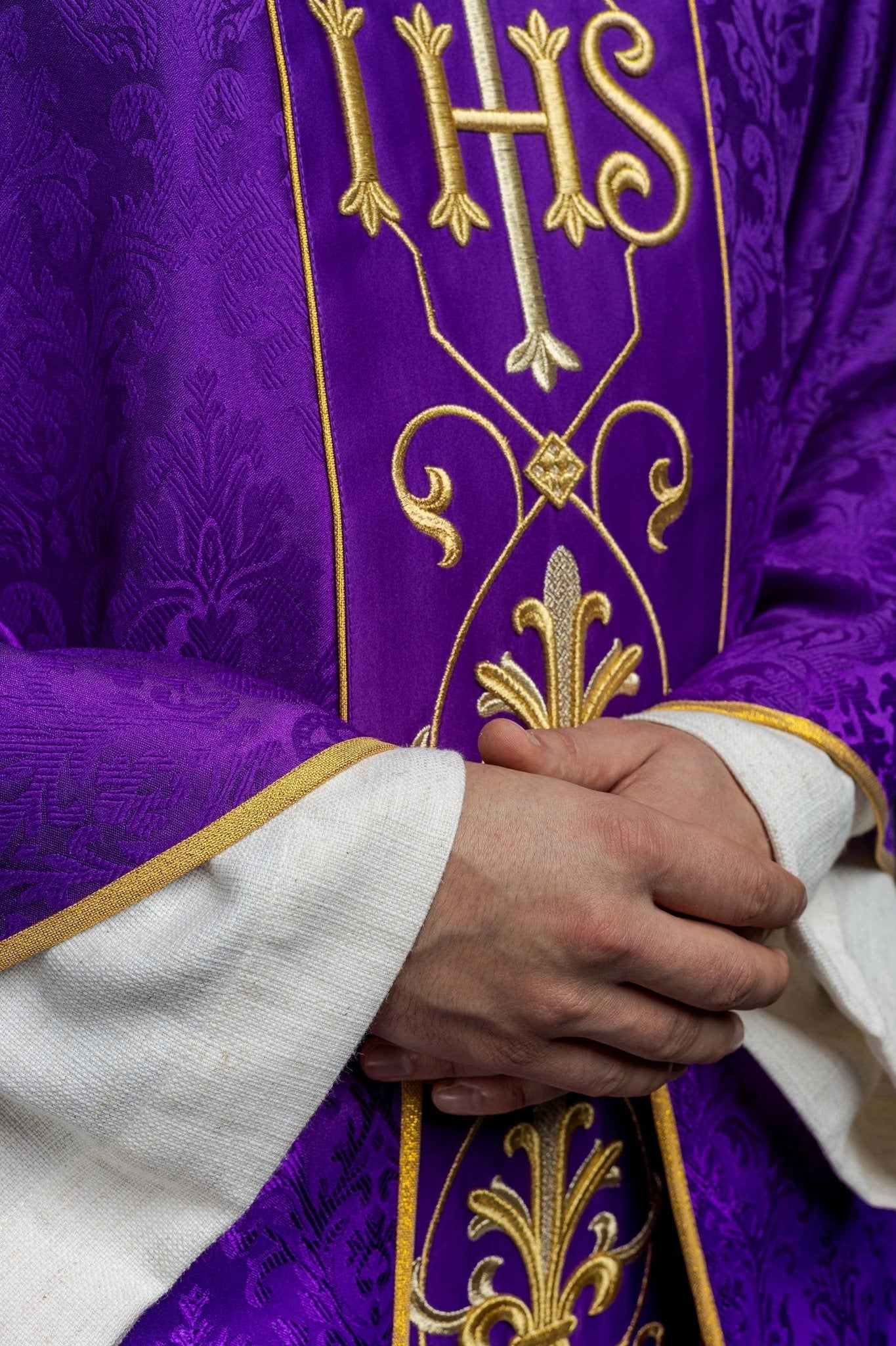 Chasuble brodée IHS Violet KOR/268/03/67 - CHASUBLES.FR