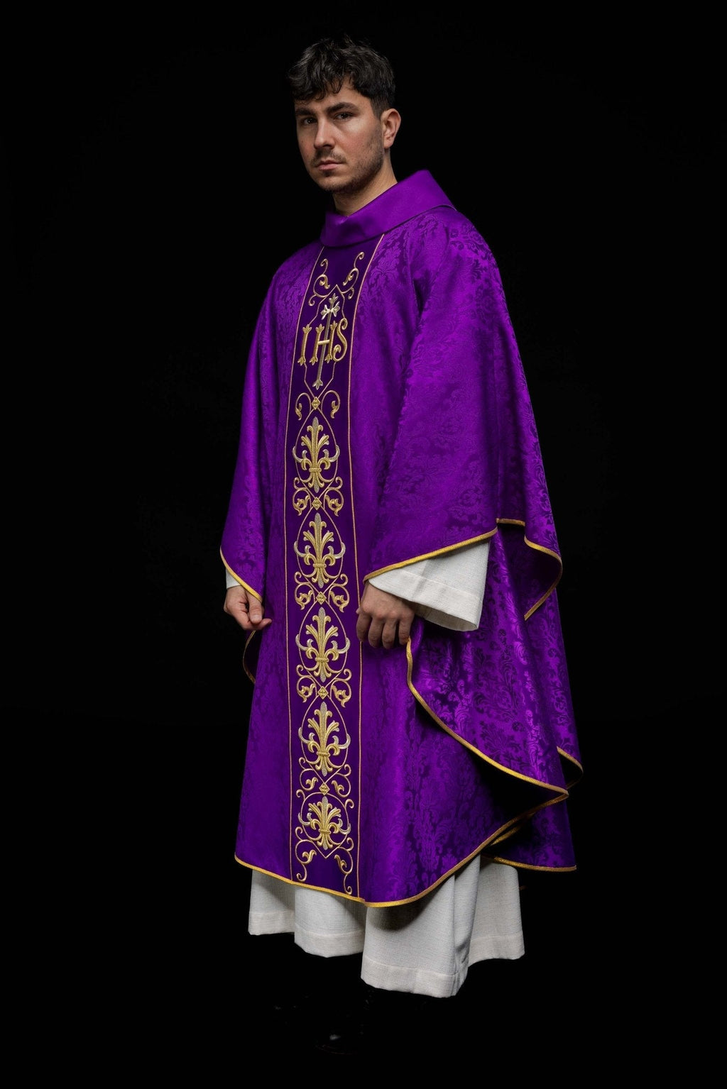 Chasuble brodée IHS Violet KOR/268/03/67 - CHASUBLES.FR