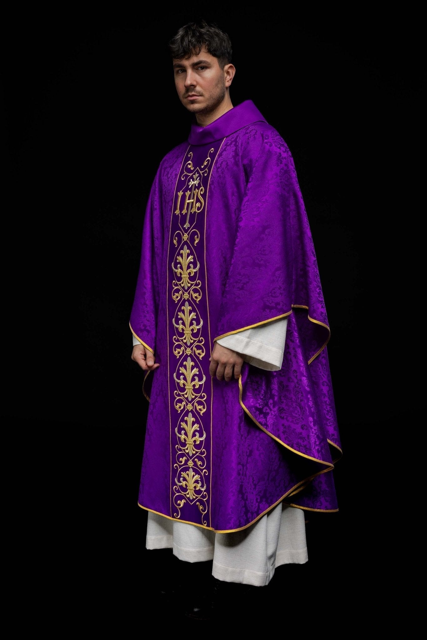 Chasuble brodée IHS Violet KOR/268/03/67 - CHASUBLES.FR