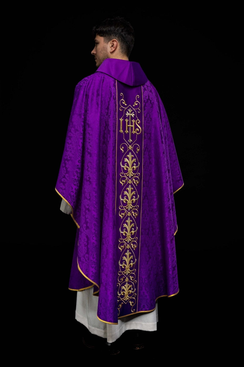 Chasuble brodée IHS Violet KOR/268/03/67 - CHASUBLES.FR